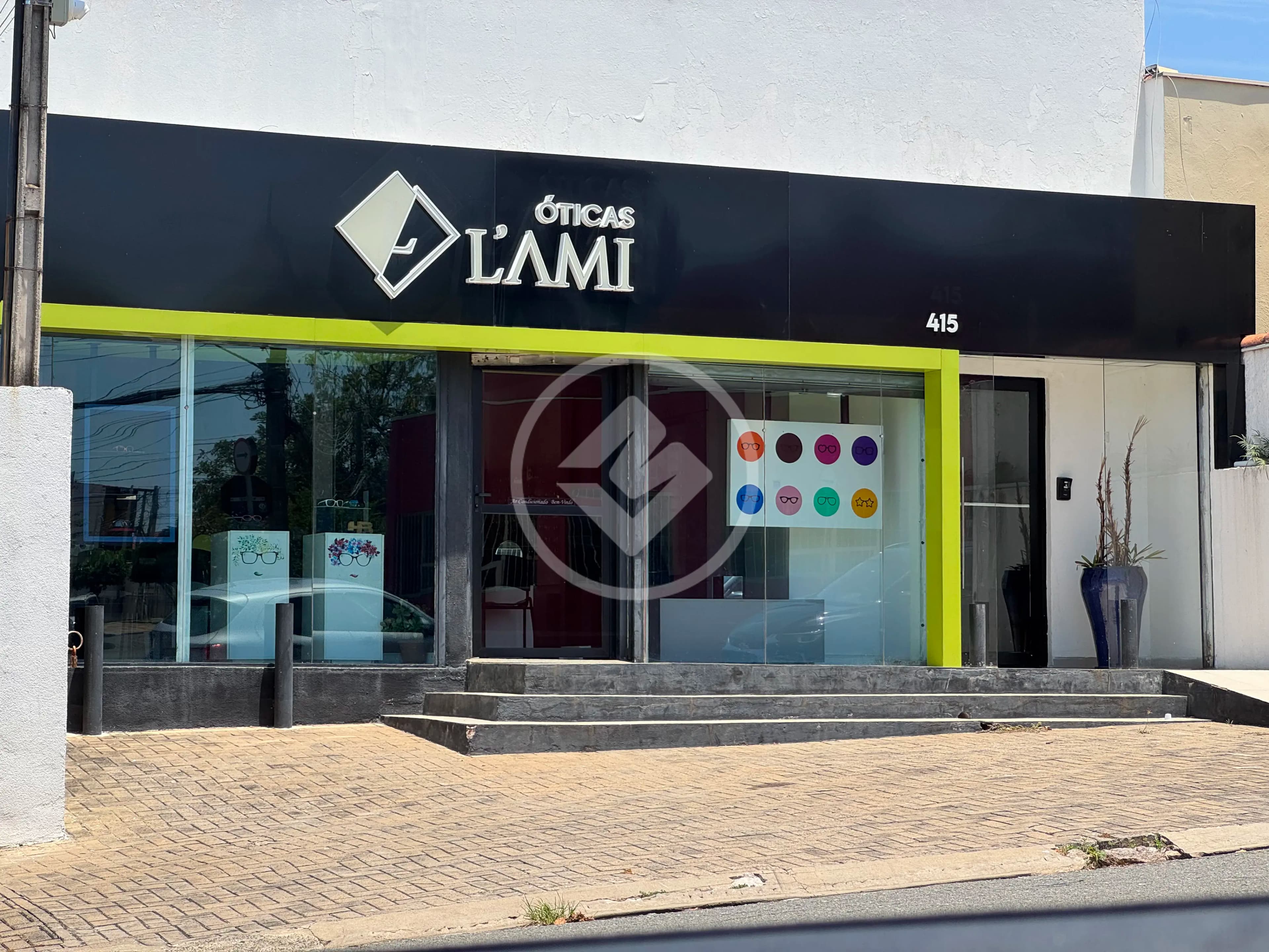 Casa Comercial em rua de grande fluxo no Guanabara, com 2 entradas independentes.