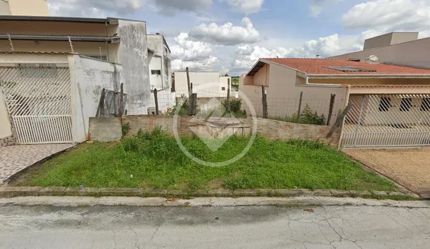 Terreno plano todo cercado por construções
