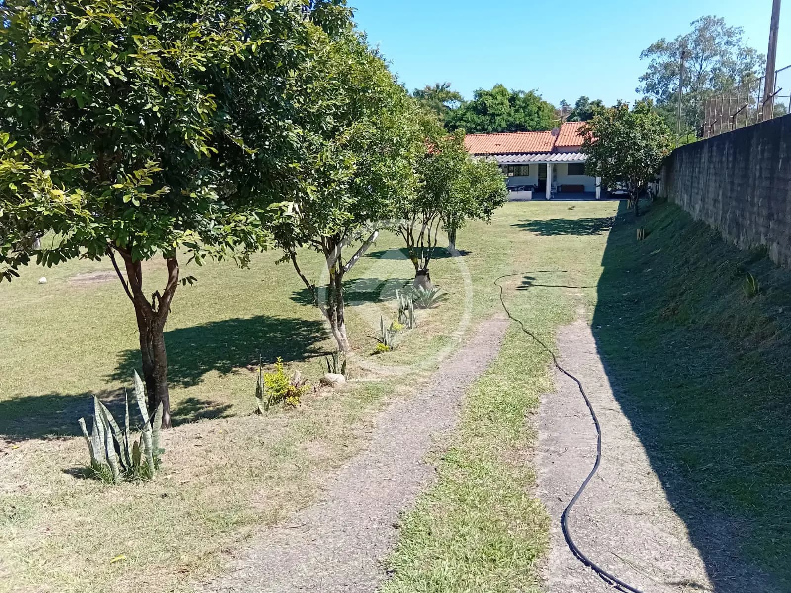 Chácara em condomínio, em Limeira, com 2362 m2 e ótimo preço.