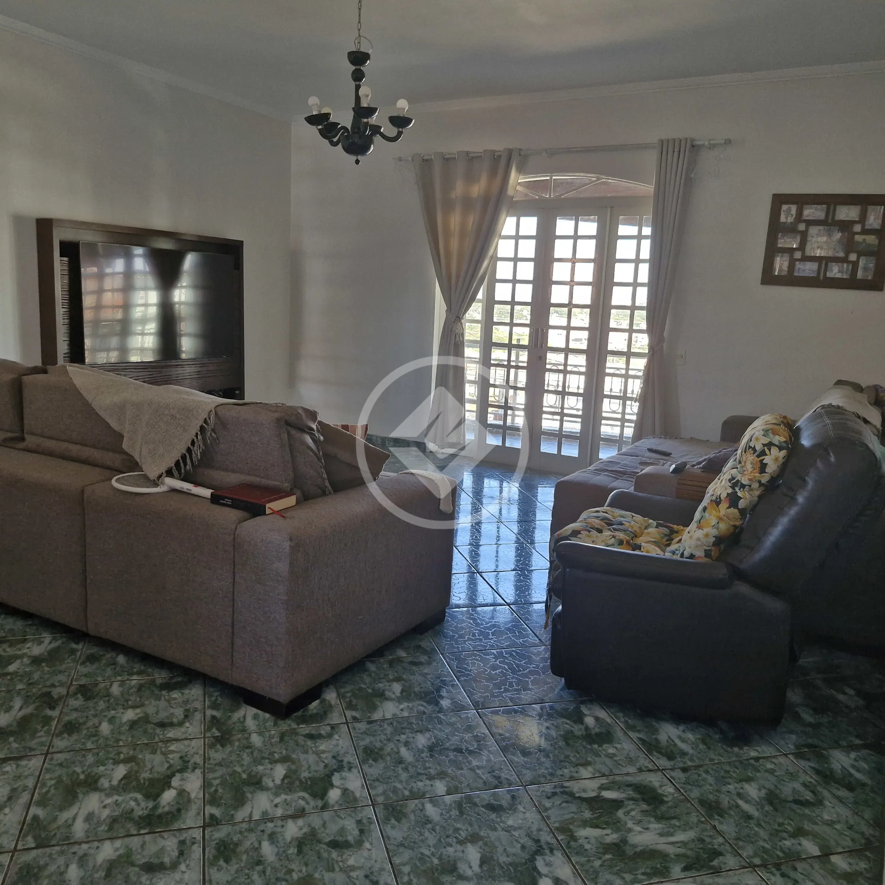Casa espaçosa com área de terreno de 320 m2 e 481 m2 de área construída, com 3 dormitórios sendo 1 suíte, no Jardim Novo Campos Elíseos, em Campinas.
