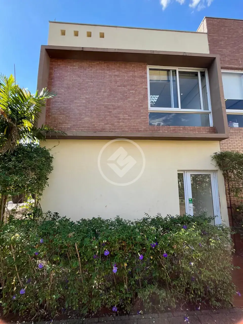 Sala duplex de 135m2, com vaga, banheiro e ar-condicionado.