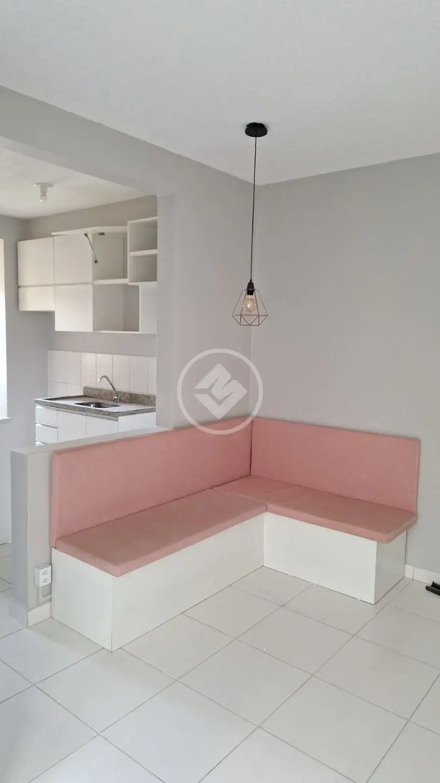 Apartamento de 48 m2, no 1º andar (com elevadores) com varanda, 2 dormitórios e armários planejados, na região do Campo Grande em Campinas.