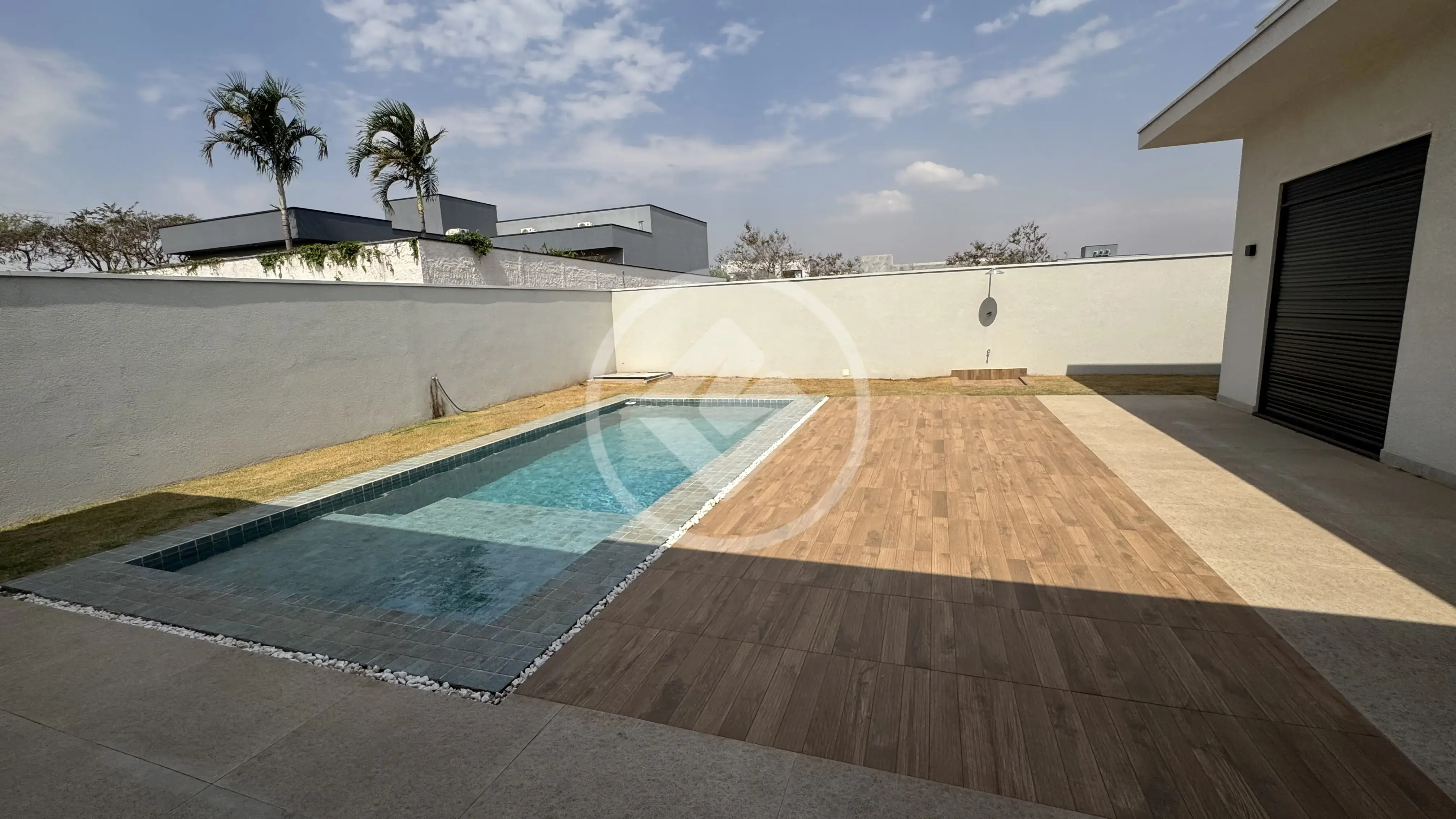 Casa térrea novinha de 505 m2 de área total e 282 m2 de área construída, com 3 suítes, no Condomínio Residencial Tamboré Jaguariúna, em Jaguariúna.