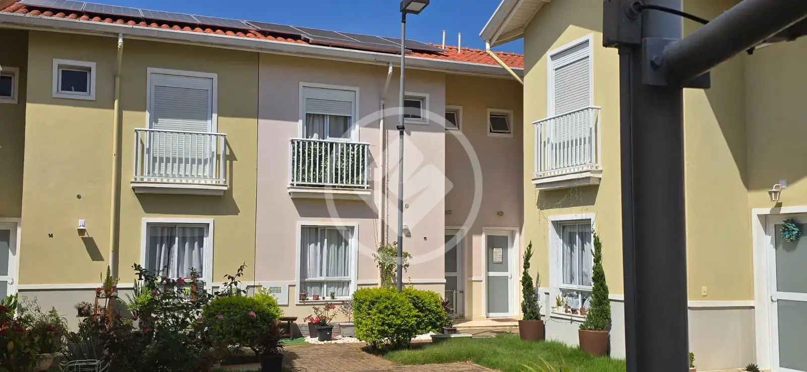 Casa sobrado de 104 m2 de área construída, com 3 dormitórios sendo 1 suíte no Condomínio Residencial Vila das Laranjeiras, no Jardim Paulicéia.