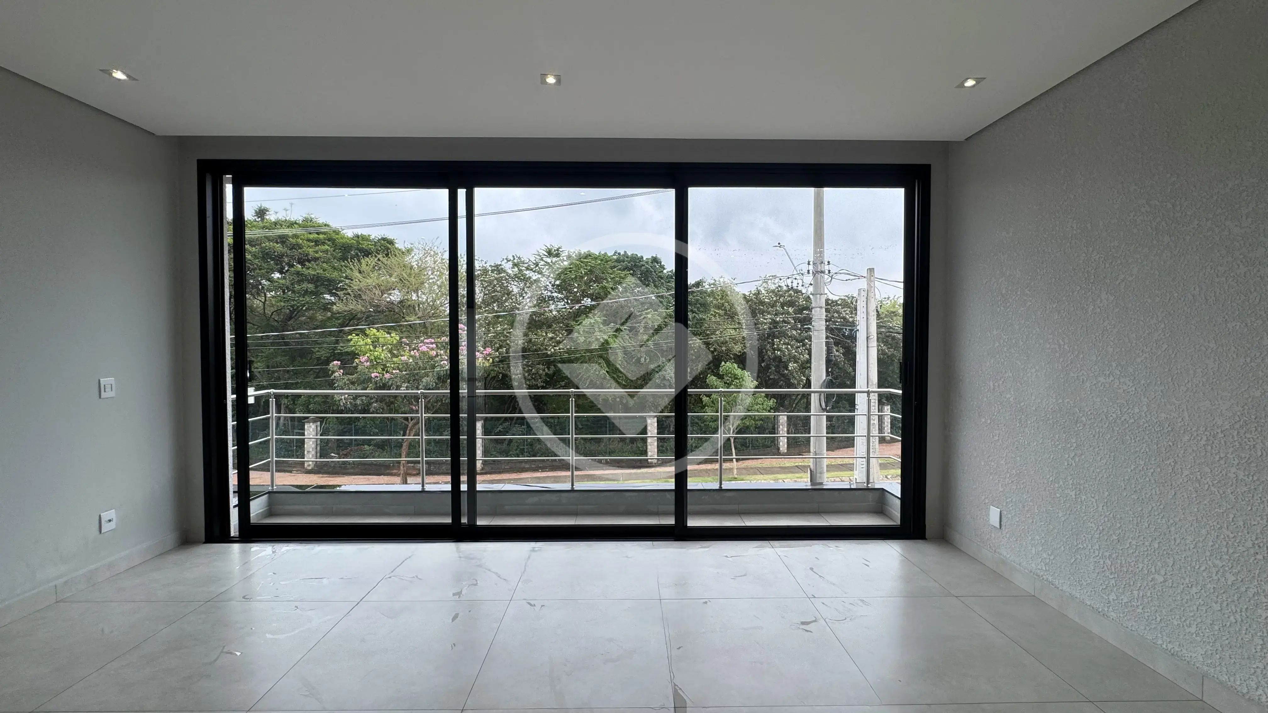 Casa nova de 406 m2 de área total e 250 m2 de área construída, com 4 dormitórios sendo 2 suítes, no Swiss Park em Campinas.