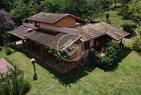 Sítio de 22.865 m2 de área total e 180 m2 de área construída, com 4 dormitórios sendo 3 suítes, no bairro São Francisco Xavier em São José dos Campos - SP.