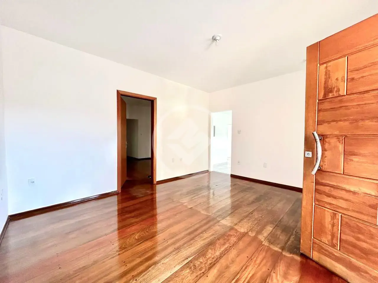Casa térrea de 378 m2 de terreno e 245 m2 de área construída, com 3 dormitórios sendo 1 suíte, no Jardim das Oliveiras em Campinas.