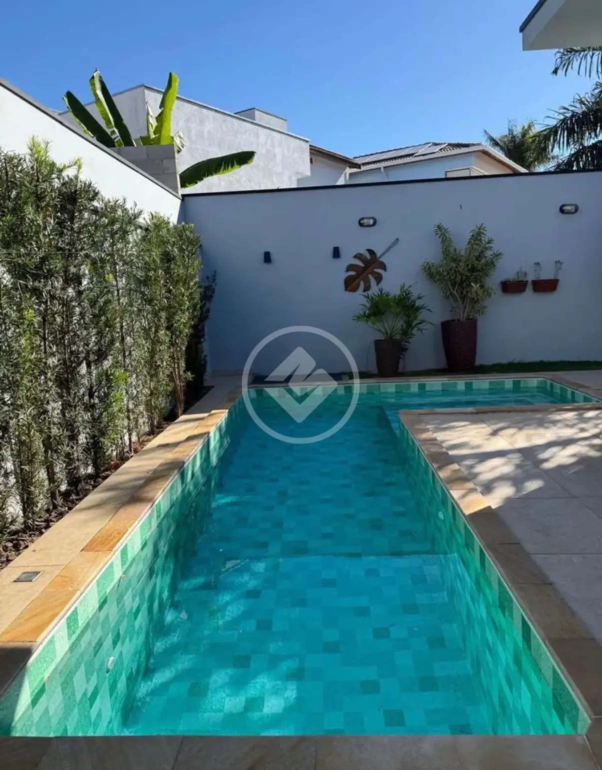 Casa térrea em condomínio fechado, com 300 m2 de área total e 150 m2 de área construída (venda com porteira fechada), com 3 dormitórios sendo 1 suíte, no Condomínio Residencial Aurora, no bairro João Aranha em Paulínia.