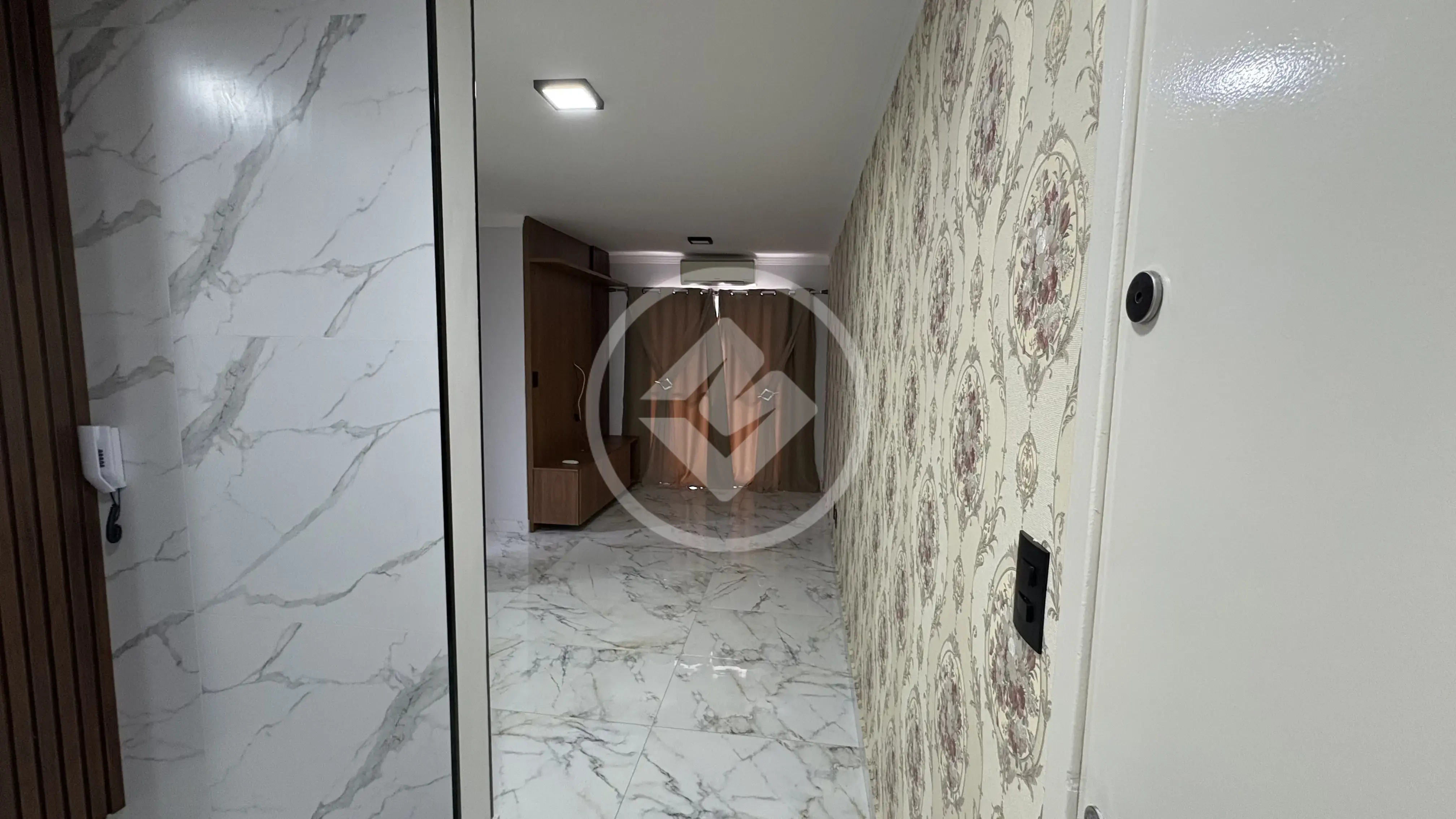 Apartamento de 55 m2 de área privativa, com 2 dormitórios, com armários planejados, no Condomínio Residencial Santa Clara, no bairro João Aranha em Paulínia.