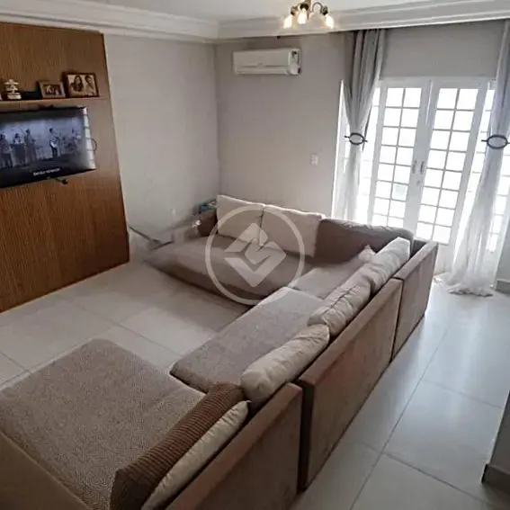 Casa térrea espaçosa com 282 m² de área total e 185 m² de área construída, com 3 dormitórios sendo 1 suíte, no bairro Parque Via Norte em Campinas.