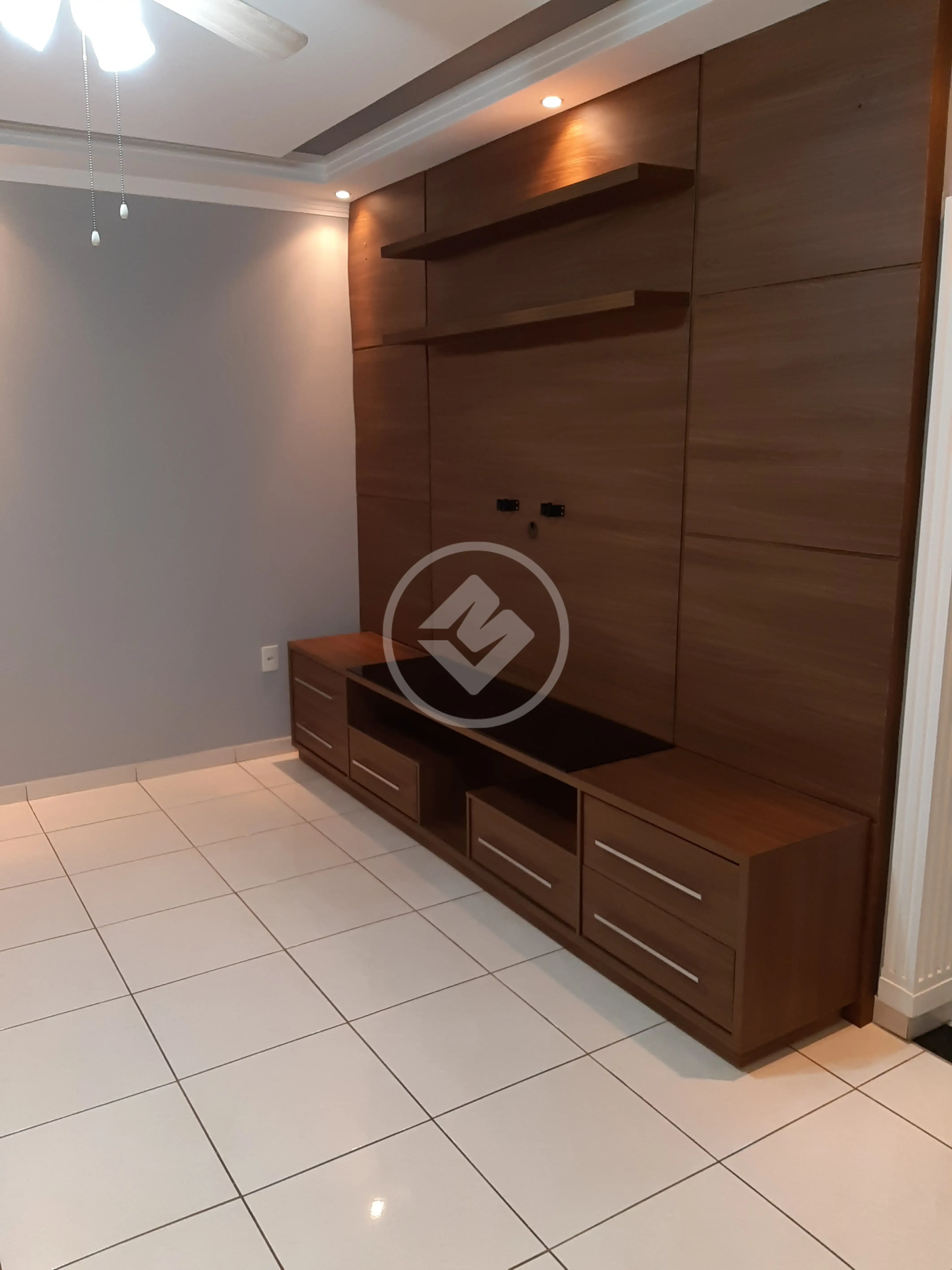 Casa térrea de 130 m² de área total e 90 m² de área construída, com 2 dormitórios sendo 1 suíte, com planejados, no bairro Parque Residencial Maria de Lourdes, em Hortolândia.