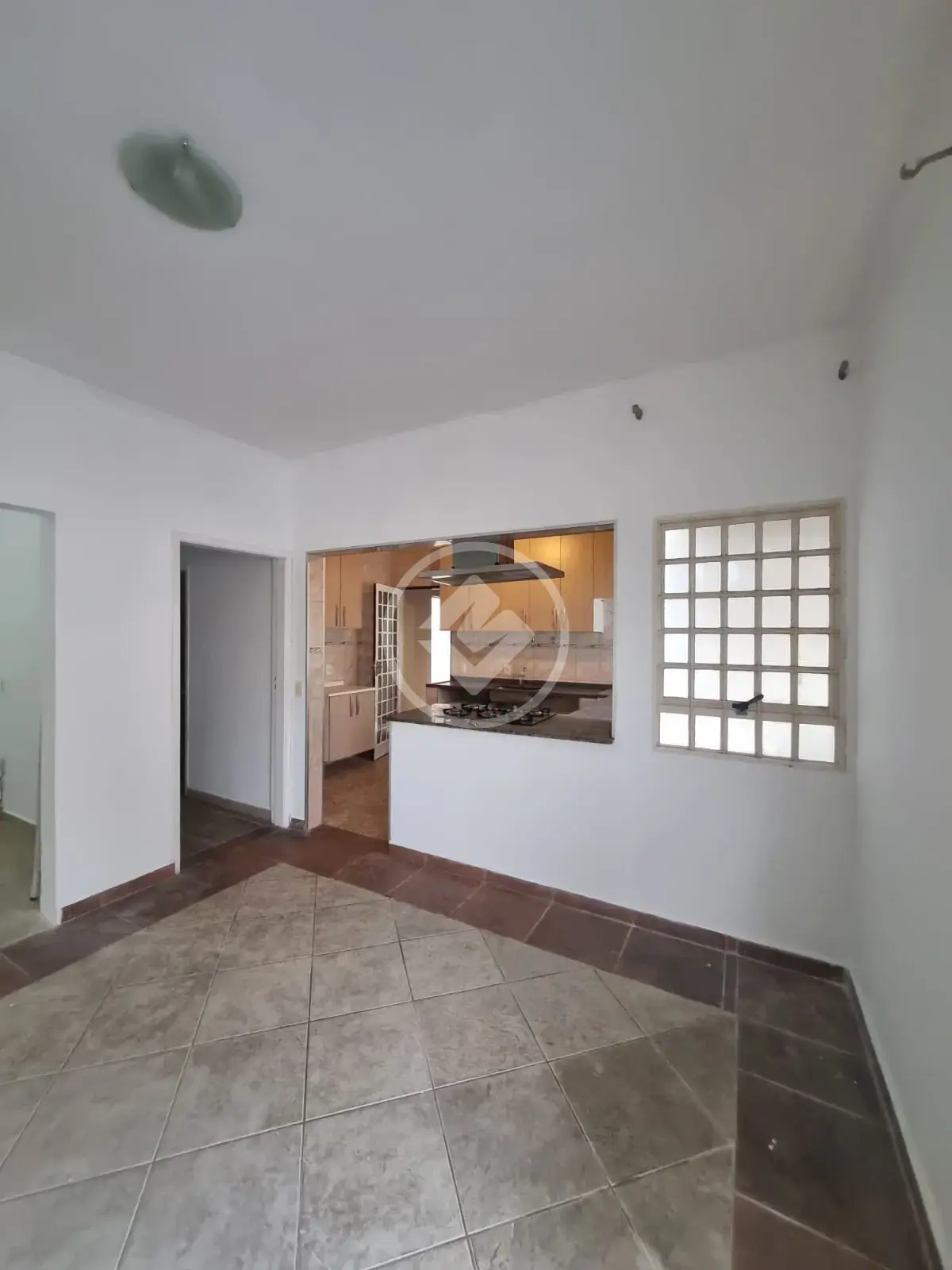 Casa térrea de 250 m² de área total, 154 m² de área construída, com 3 dormitórios sendo 1 suíte, no bairro Loteamento Parque São Martinho, na região do Parque Prado,, em Campinas.