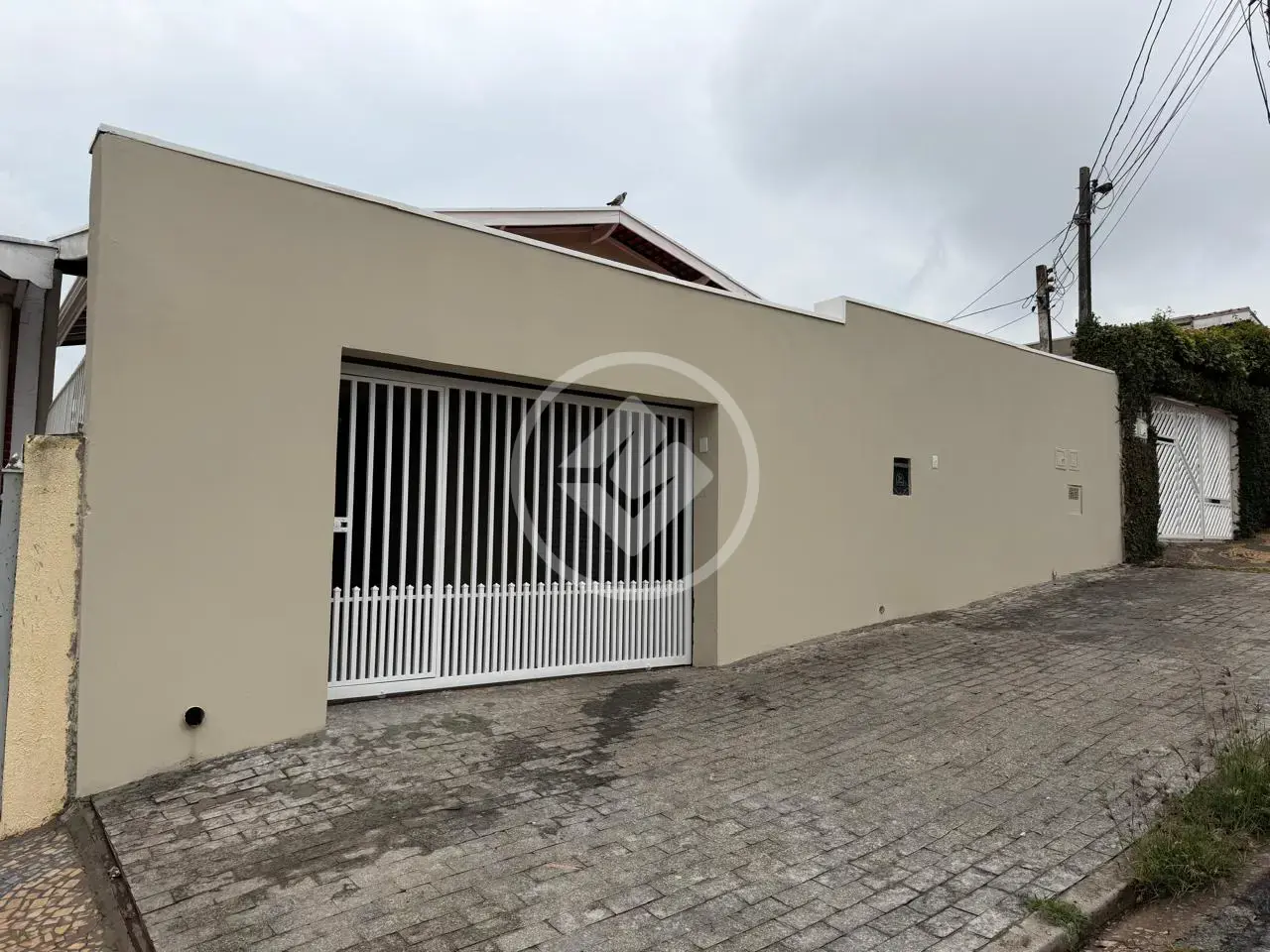 Casa térrea, reformada, com 4 dormitórios e edícula, no bairro Jardim das Oliveiras na região do Parque Prado, em Campinas.