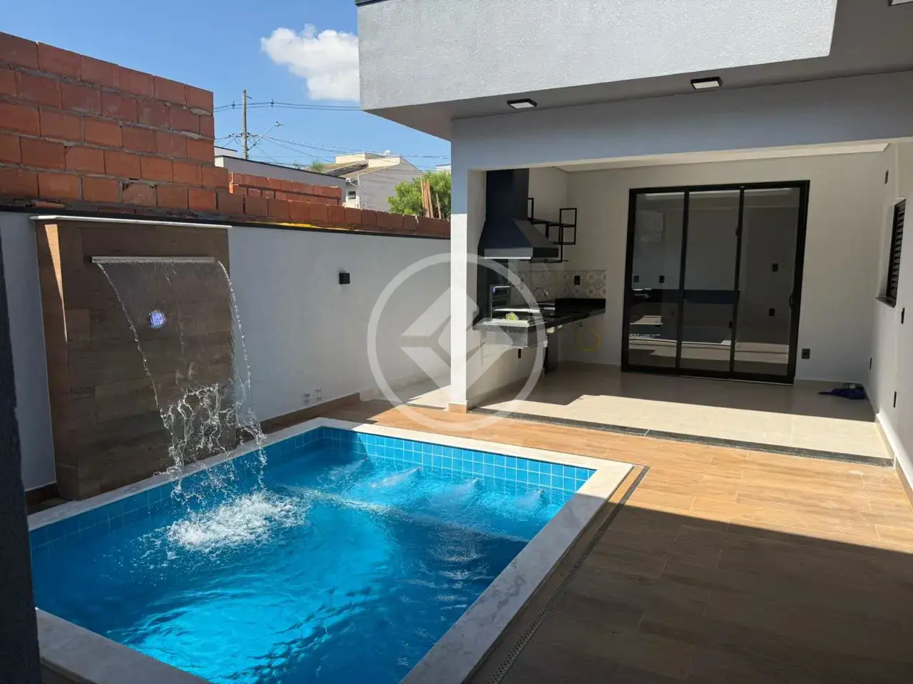 Casa térrea, com 3 dormitórios sendo 1 suíte, piscina, com energia fotovoltaica, no Jardim Golden Park Residence, no bairro Condomínio Golden Park em Hortolândia.