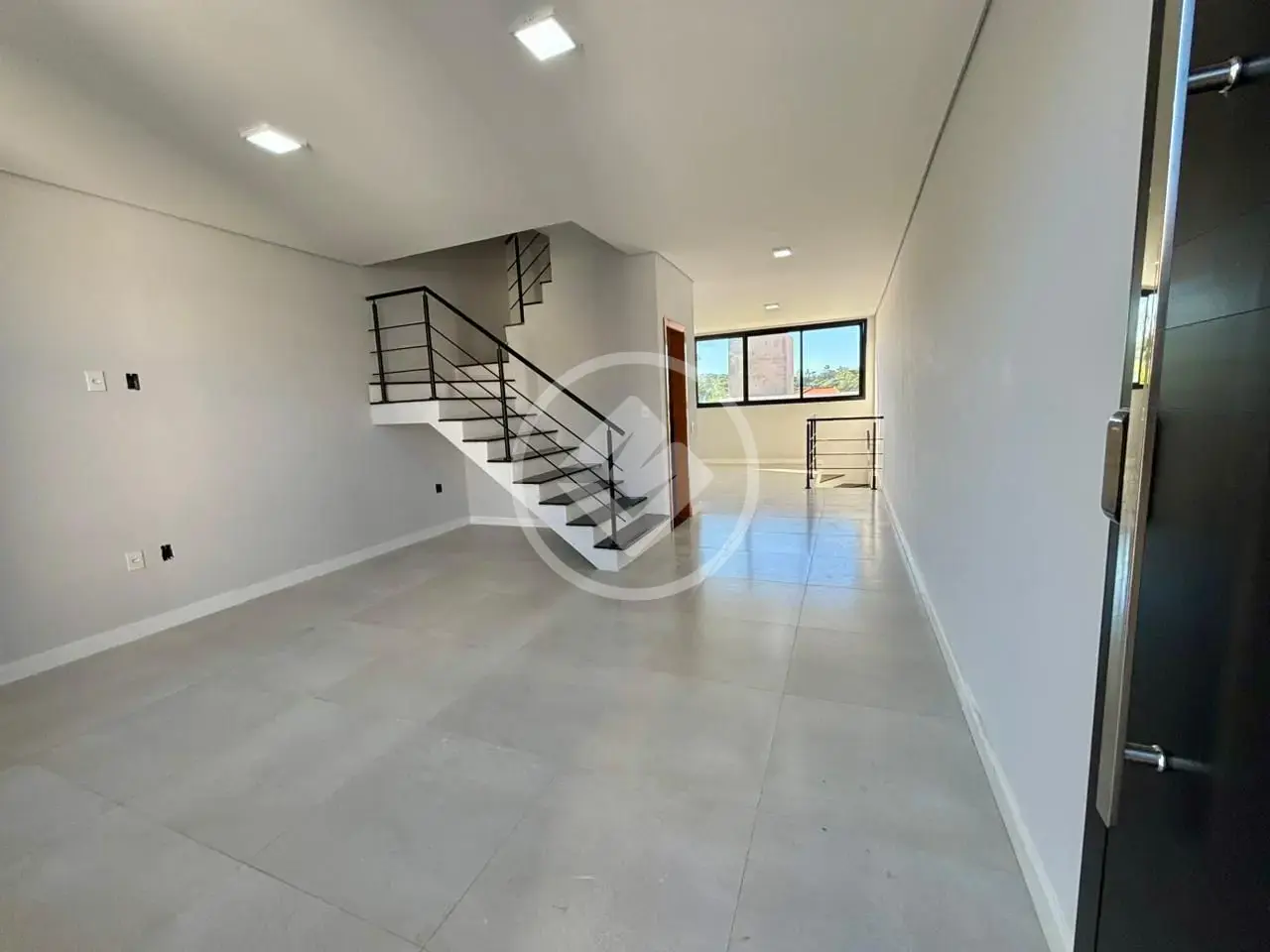 Casa sobrado nova, de 137 m2 de área total e 125 m2 de área construída, com 3 dormitórios sendo 1 suíte, no Parque Jambeiro em Campinas.