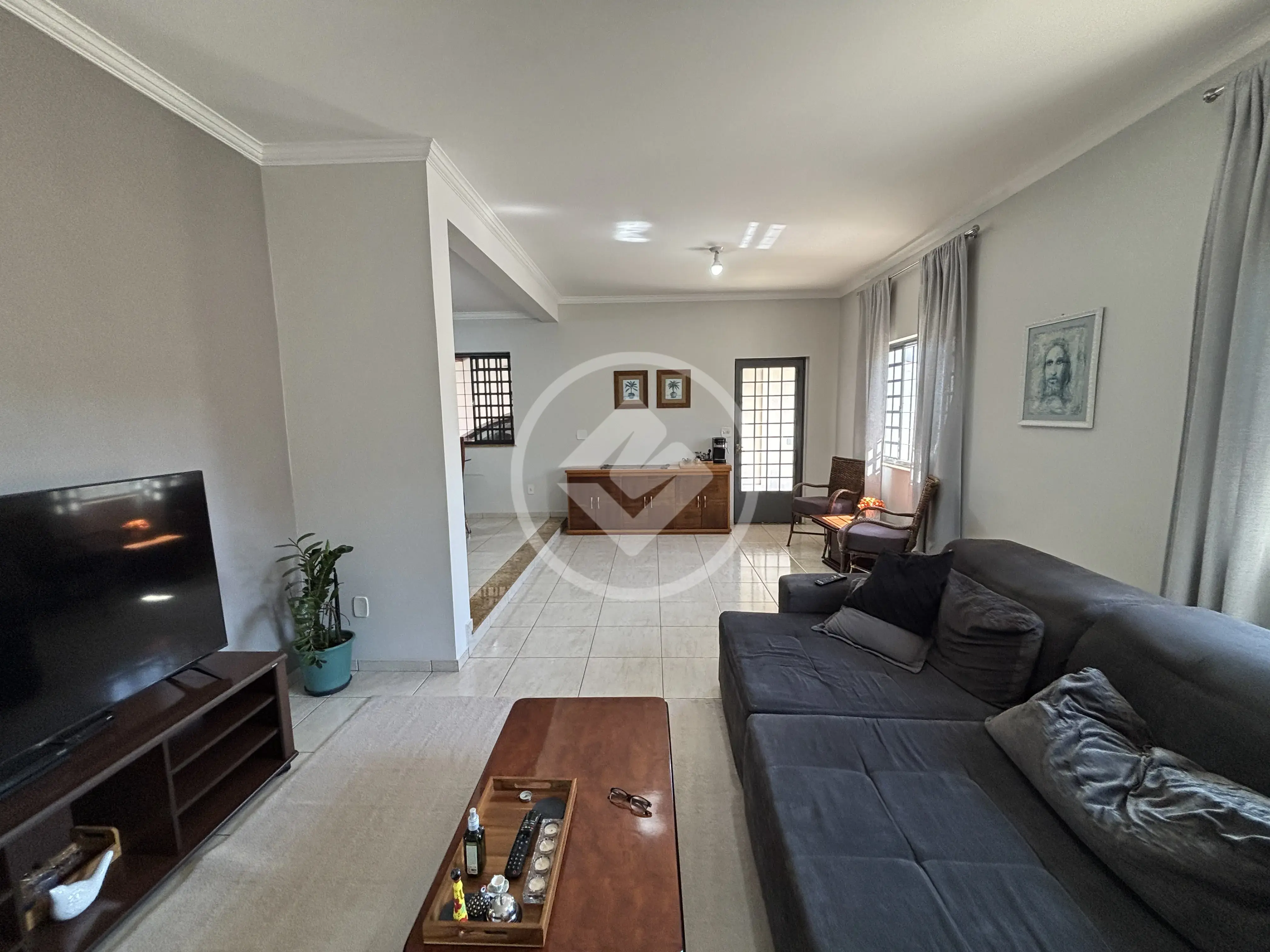 Casa sobrado com 5 dormitórios sendo 1 suíte, no bairro Santa Genebra em Campinas.