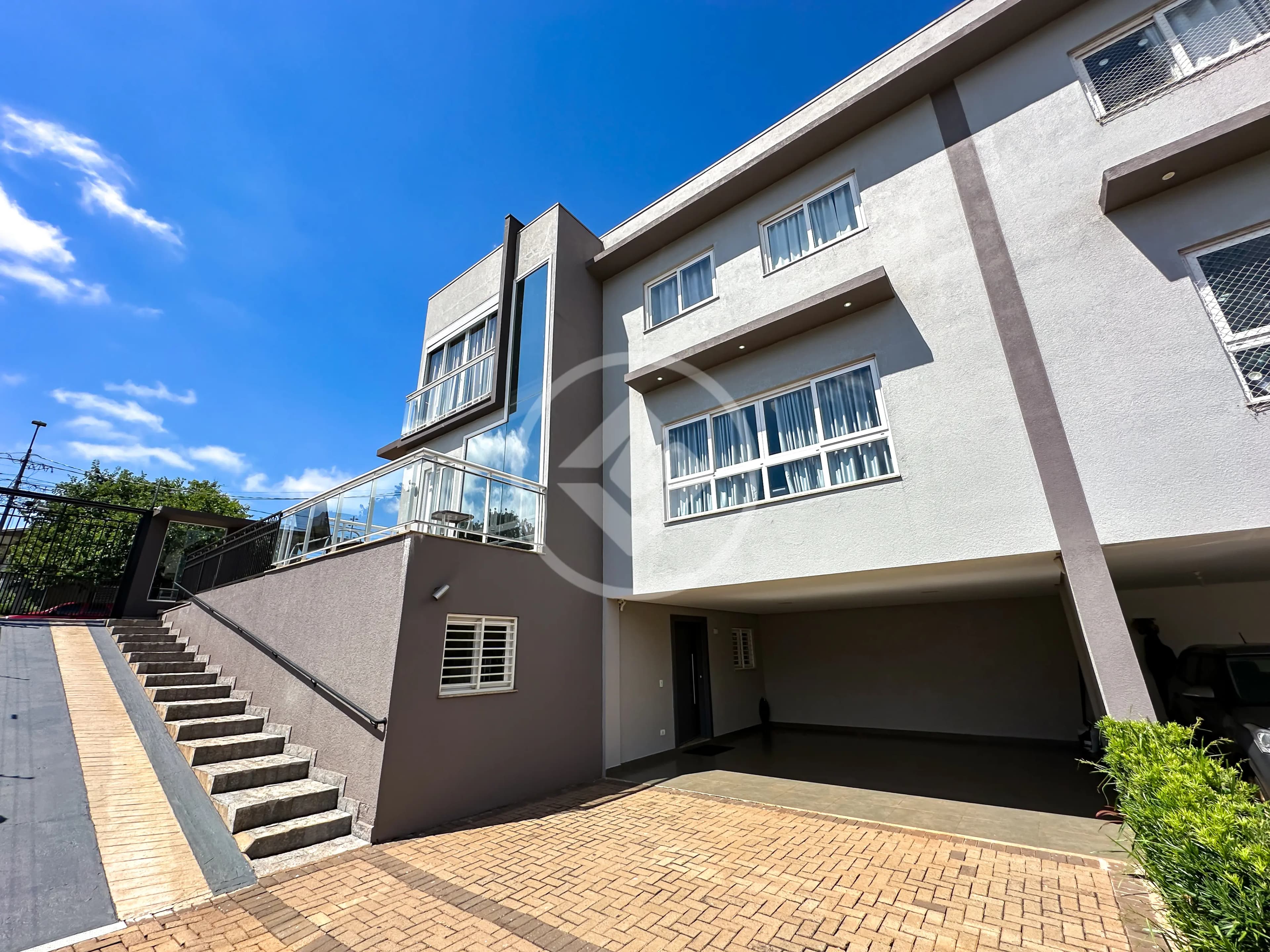 Casa Triplex em Condominío Fechado