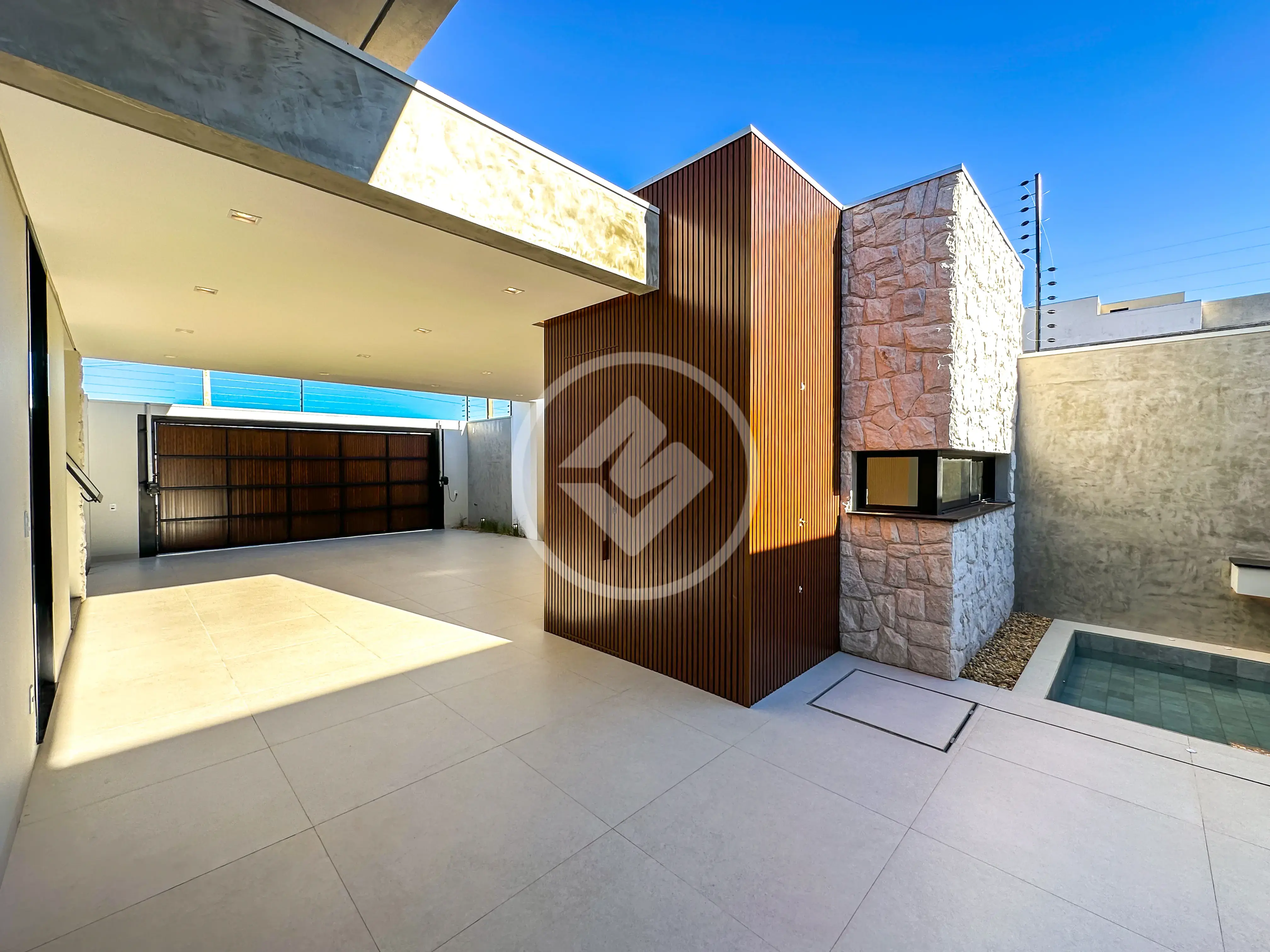 Oportunidade! Casa de Alto Padrão no Colinas Tropical com 3 Suítes e Piscina