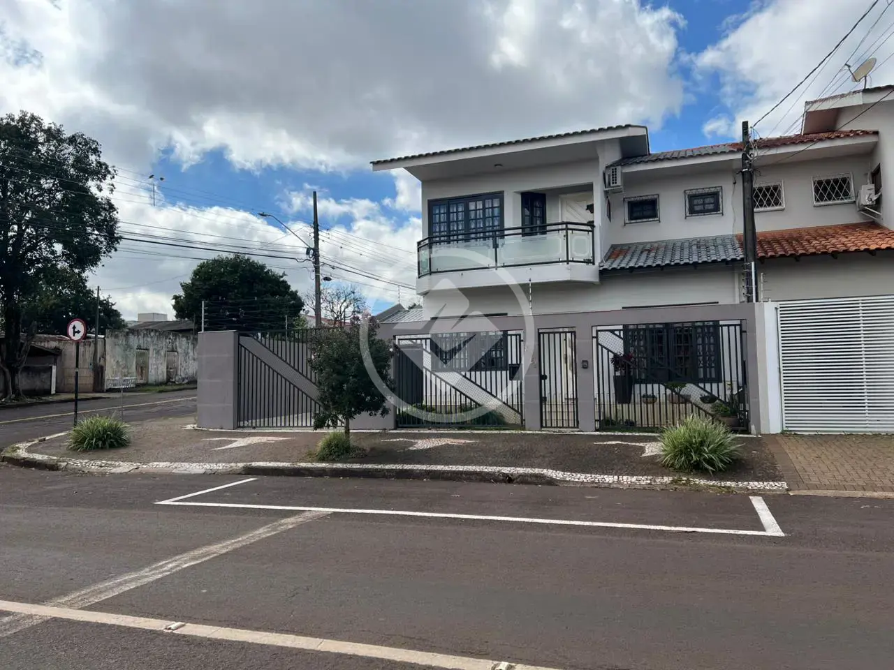 Sobrado Residencial e Comercial mobiliado