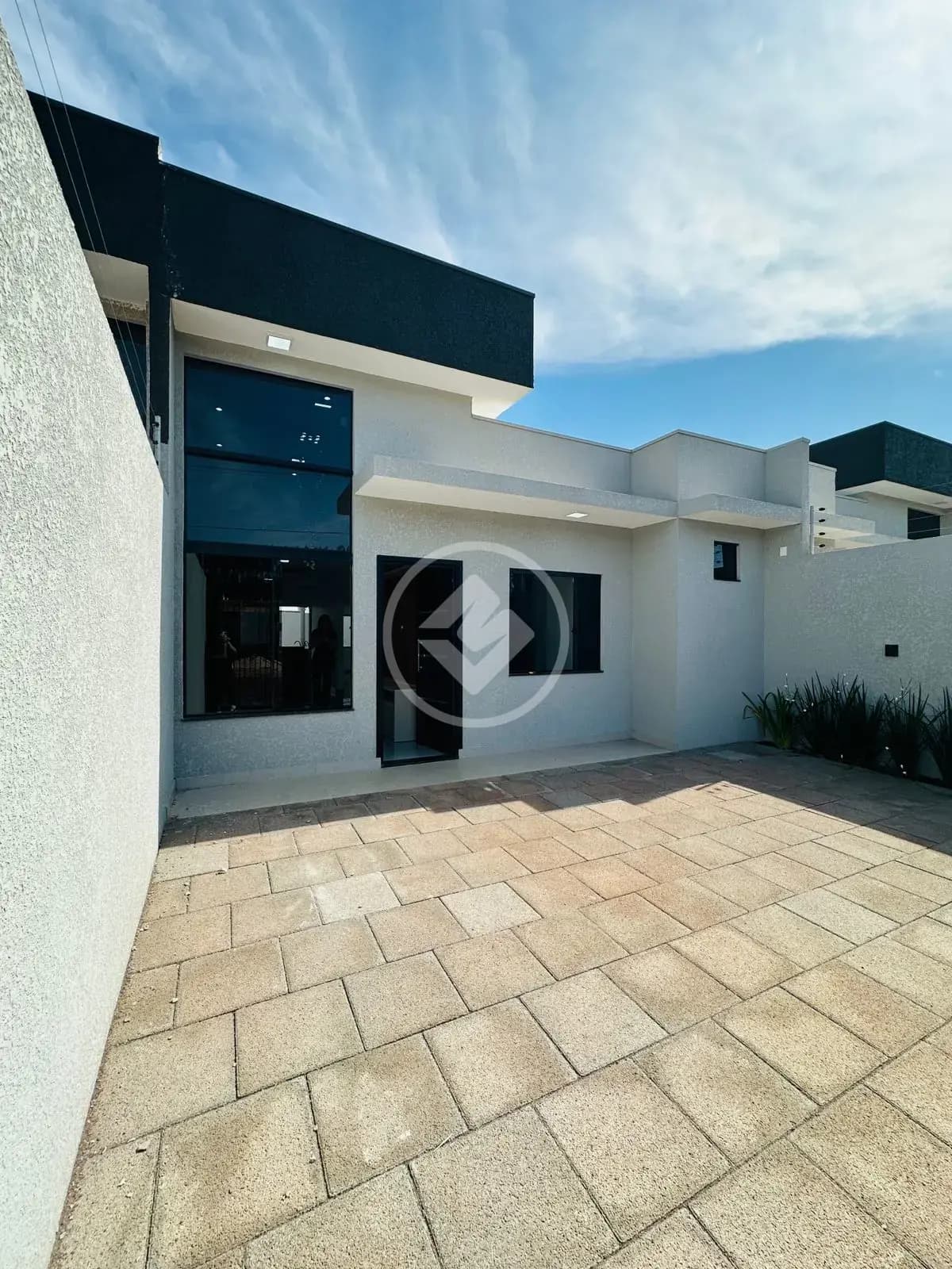 Casa no Tropical, 3 quartos sendo 1 suíte.