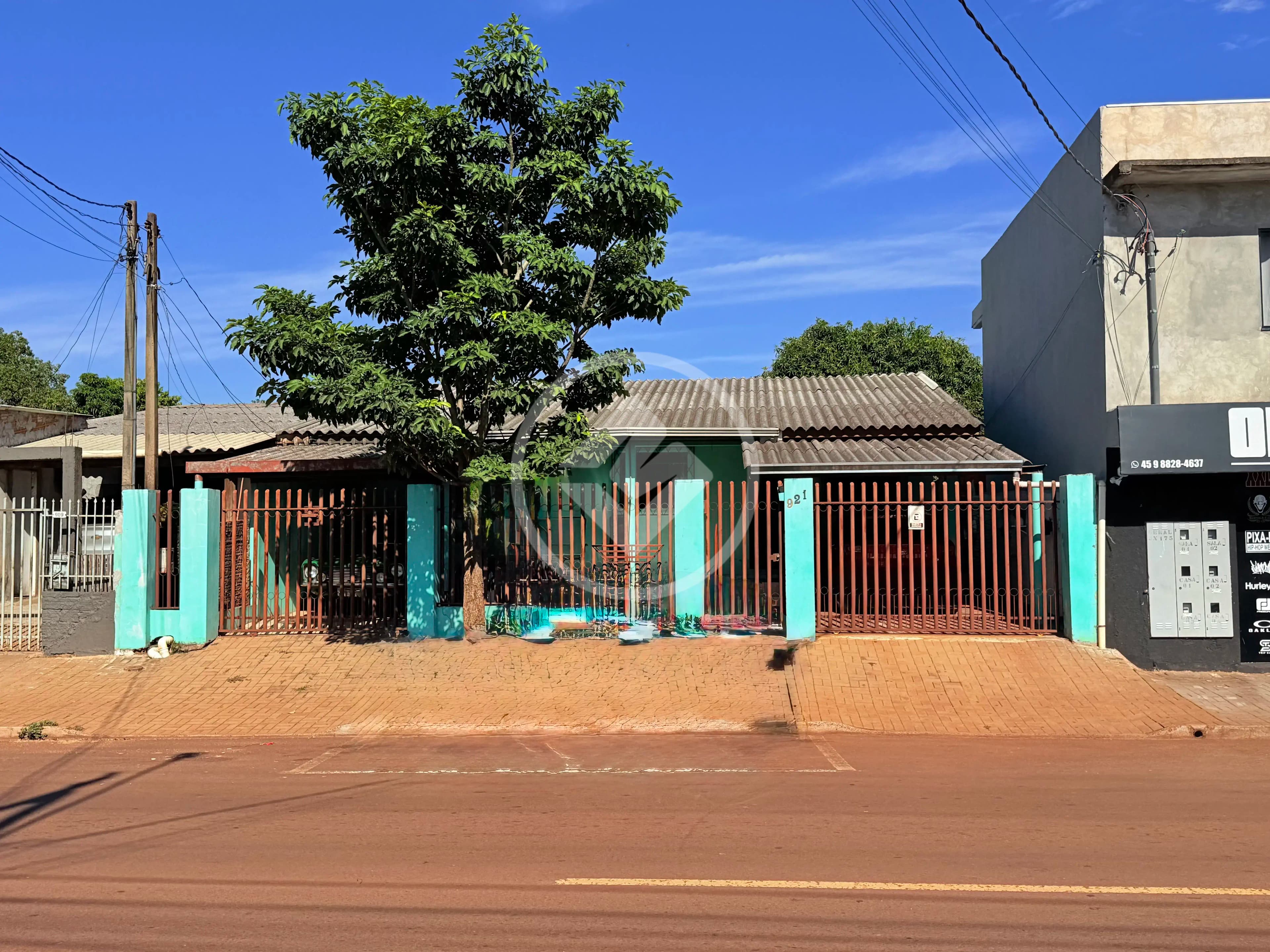 Casa à venda no Bairro Santa Cruz com 4 quartos, amplo terreno e área de lazer