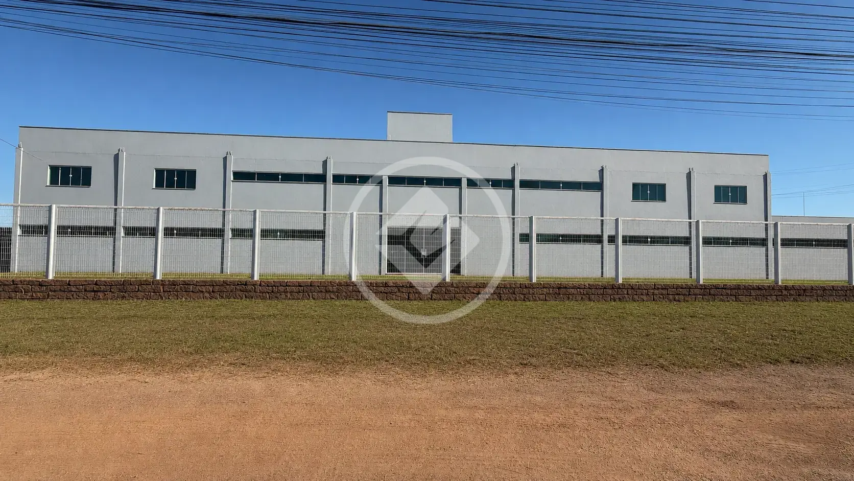 LOCAÇÃO COMERCIAL PREDIO COM GALPÃO DISTRITO INDUSTRIAL,MAIS DE 7.000m2 COM CASA NO TERRENO VALOR R$40.000,00 CUIABÁ MT
