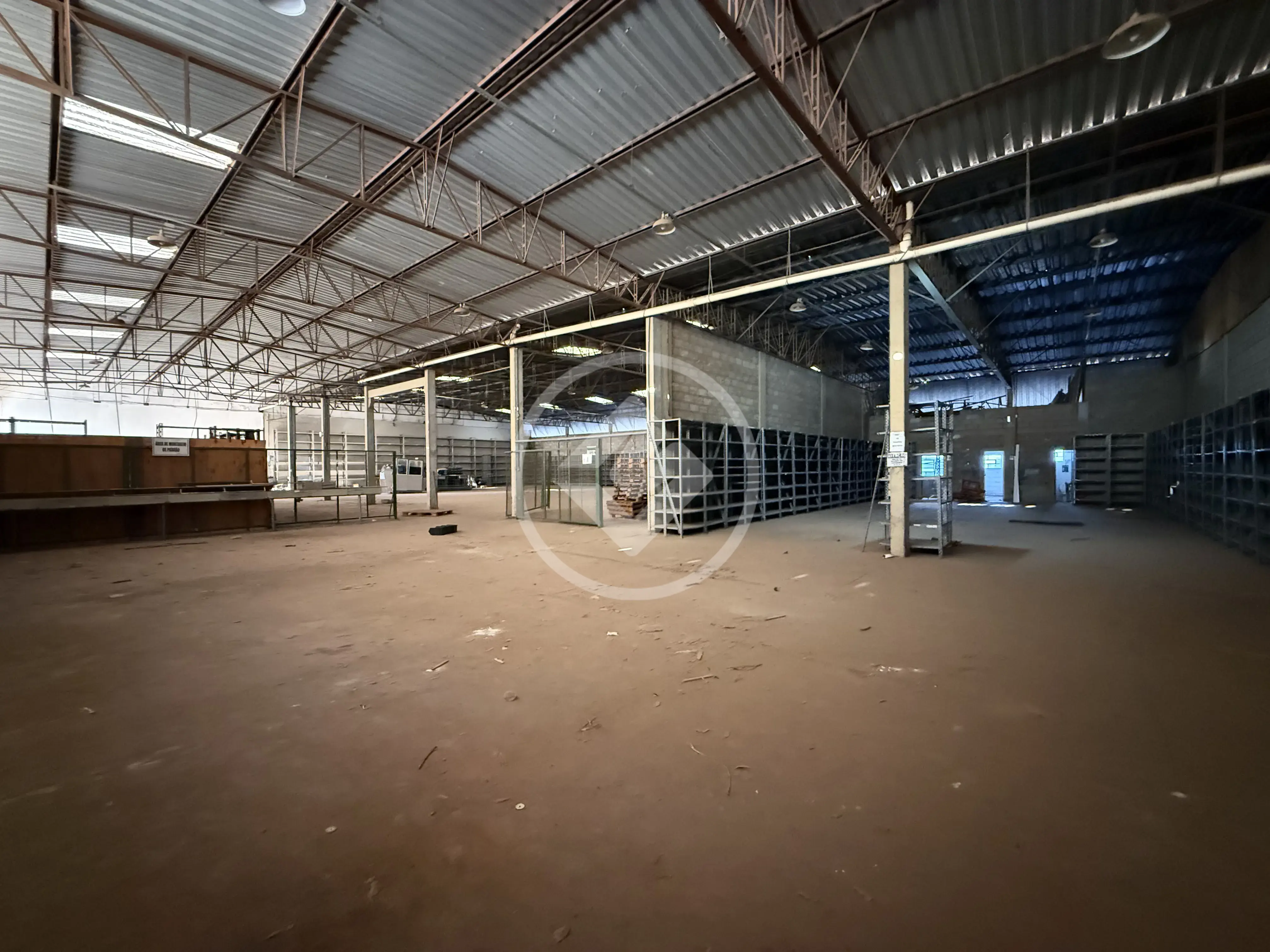 GALPÃO INDUSTRIAL 1.200m2 ESCRITÓRIO, PLATAFORMA ELEVADA MAIS DE 10000M2 VALOR R$40.000,00 DISTRITO INDUSTRIAL