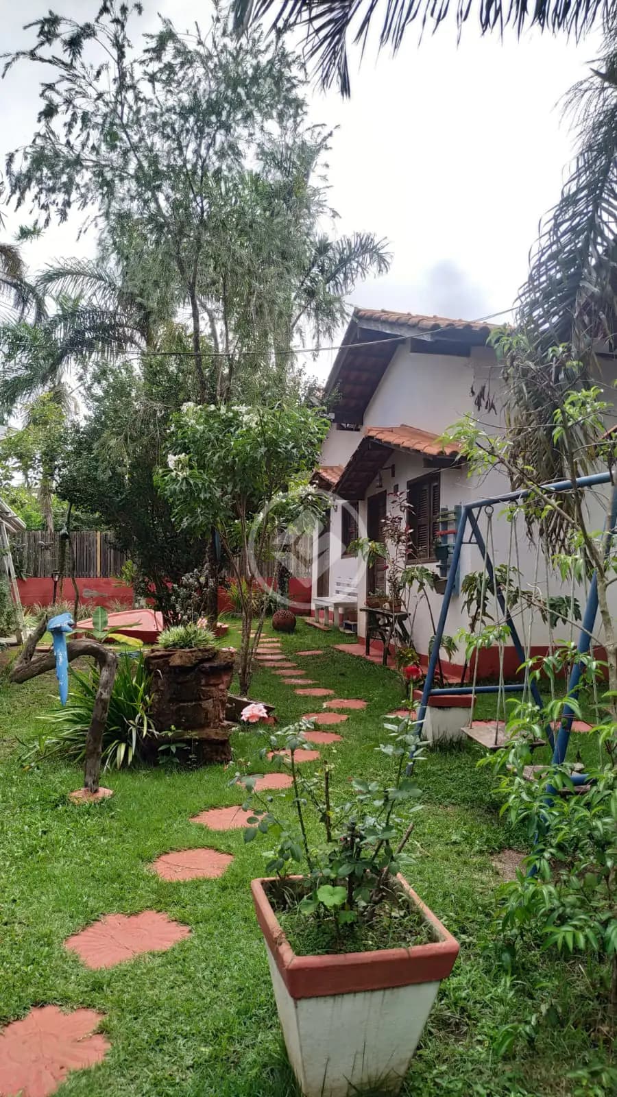 Pousada Completa em Chapada dos Guimarães com 790m2 de área construída em terreno de 900m2, 12 suítes, piscina, bar, banheiros externos. Toda equipada.