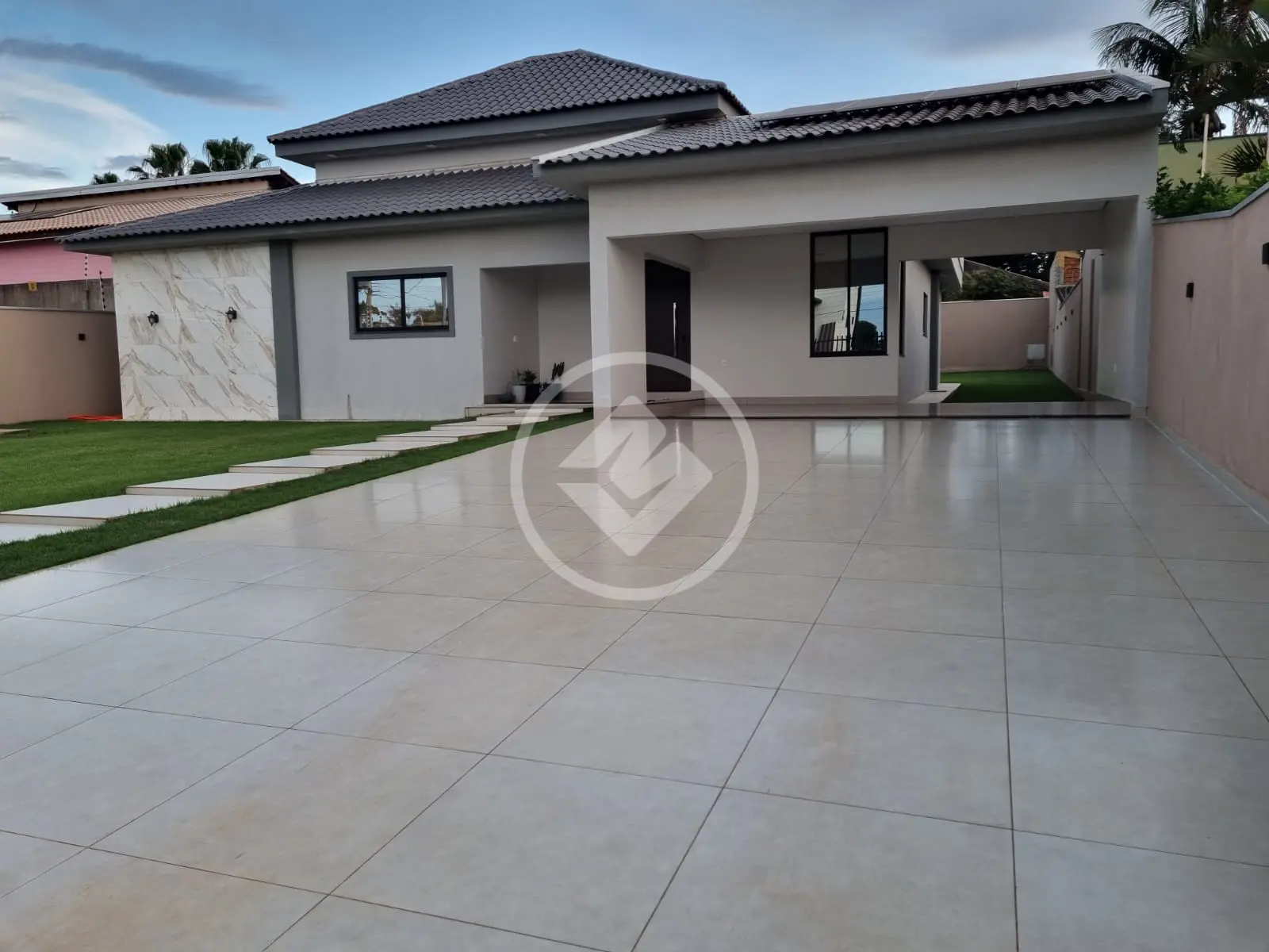 CASA DE ALTO PADRÃO À VENDA - R$ 2.850.000,00 COM 906M² EM CHAPADA DOS GUIMARÃES