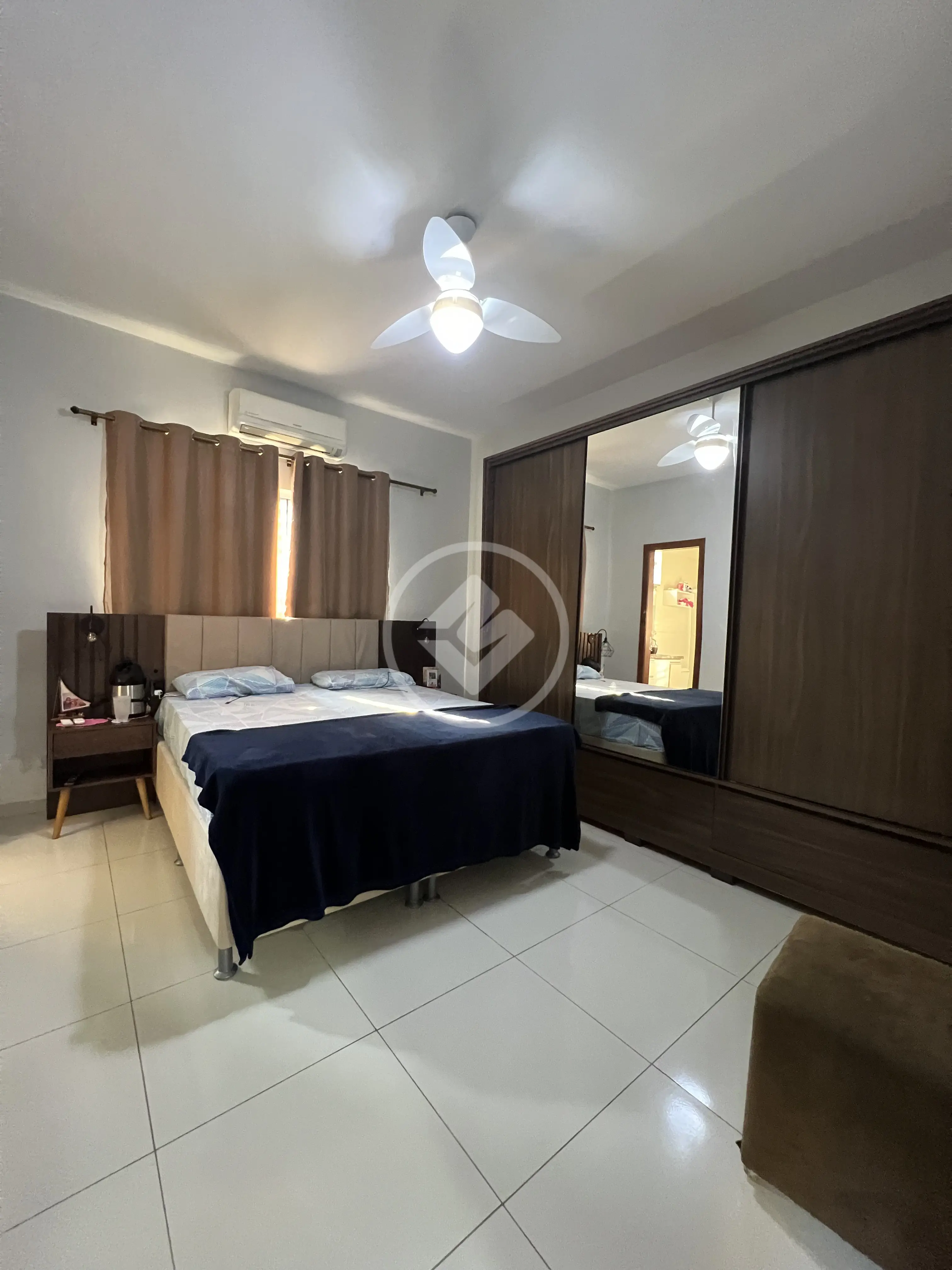 Vende-se casa condomínio Residencial Las Vegas Bairro Jardim Califórnia. Ampliada e reformada. 3 quartos e um escritório. R$ 890.000,00