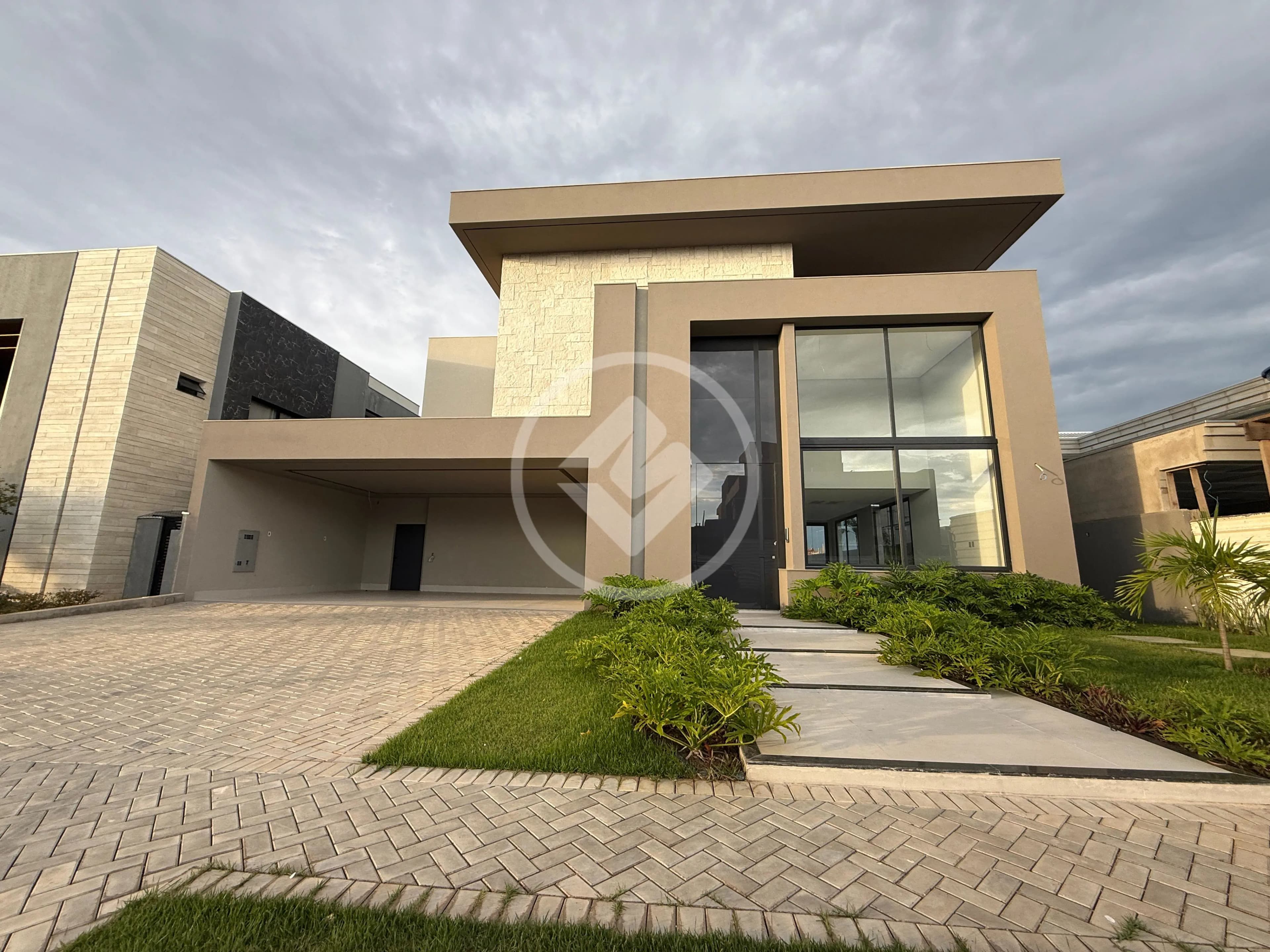 Vende-se sobrado luxuoso no Condominio Supremo Itália. R$7.500.000,00. Gostou ? Agende sua visita. Valores sujeitos a alterações sem aviso prévio. My Broker Imóveis. CRECI J 14.681