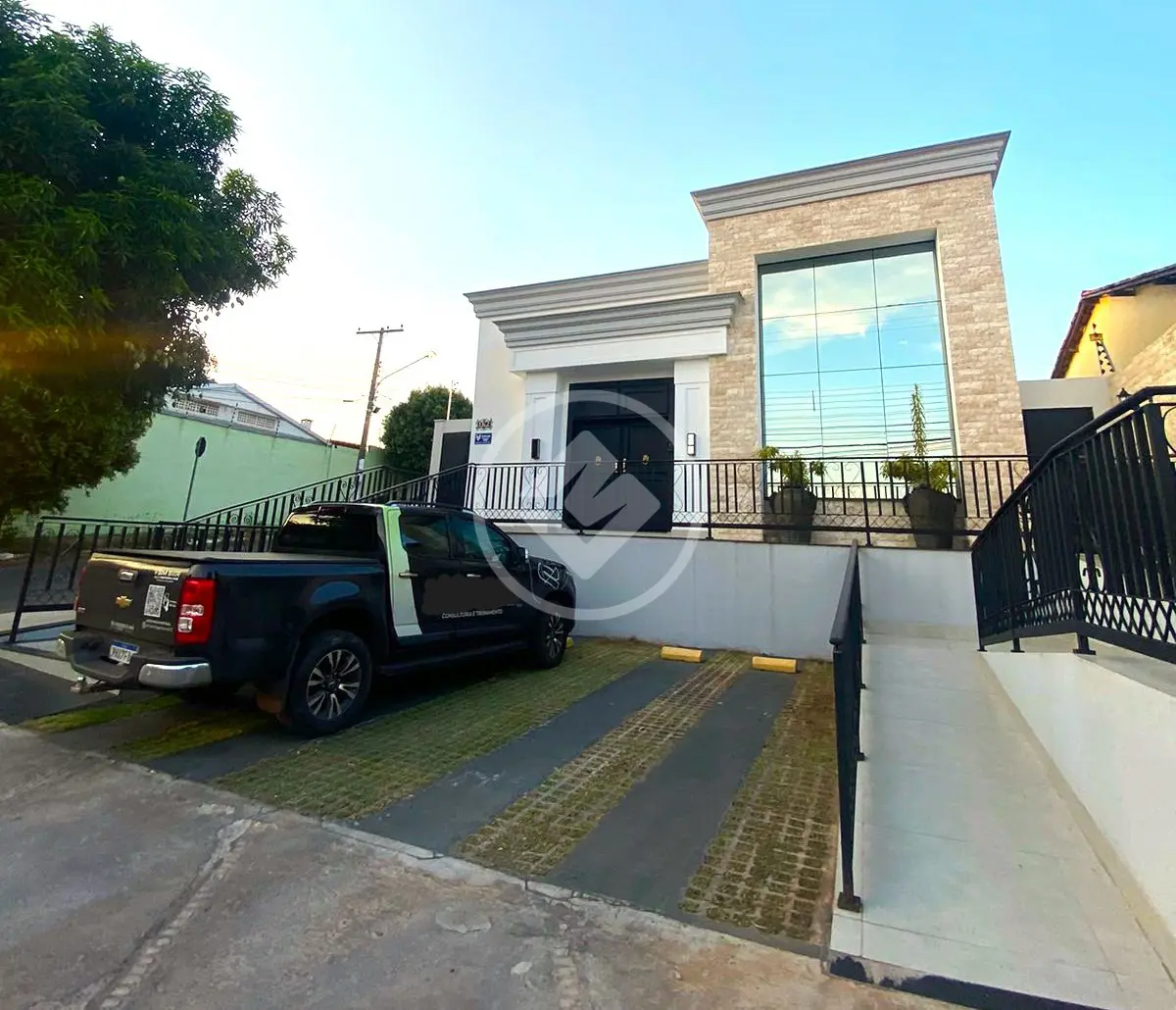 Prédio Comercial com 7 Salas + Recepção - Arquitetura Clássica Moderna - Salas com Mesa fixa de Quartzo Branco - Espaço Gourmet Decorado - Energia Fotovoltaica - Venda: R$ 1.600.000,00