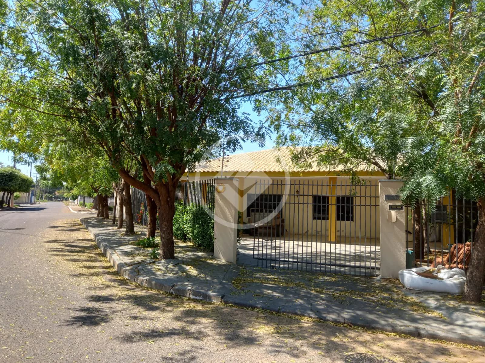 Casa á venda, três quartos sendo uma suite no bairro Jardim California, Cuiabá - MT R$ 950.000,00