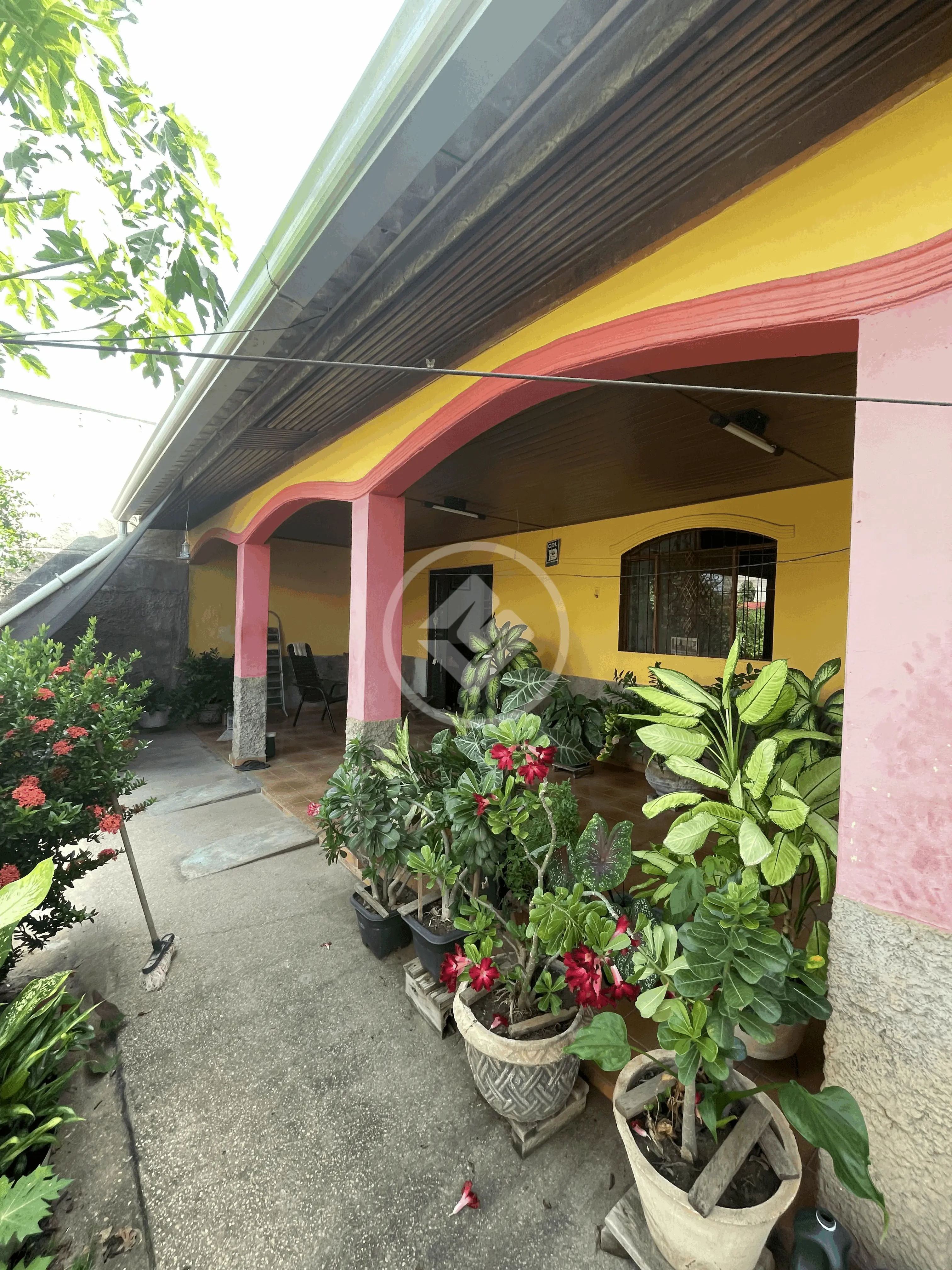 # Vende-se espaçosa casa no Bairro Altos do Coxipó, com área de 393m2 sendo 160m2 construído, 03 quartos sendo uma suíte, ampla cozinha, sala e varanda# Gostou deste imóvel ? Agende visita. Valores sujeitos a alteração sem aviso prévio , consulte disponibilidade. My Broker Cuiabá Creci J14681