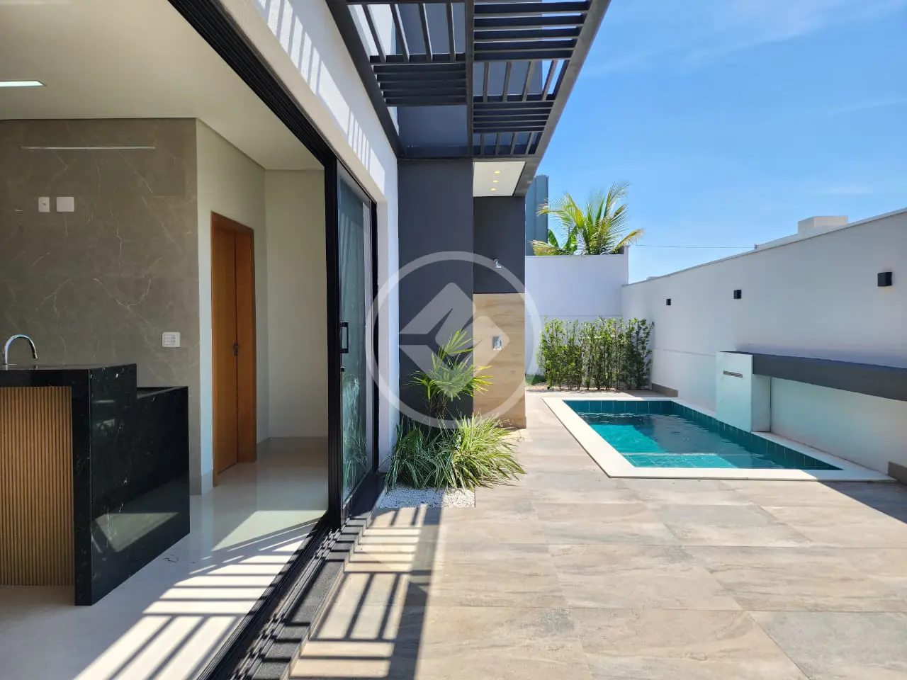 Casa térrea a venda no Condomínio Florais da Mata com 3 suítes e 179 m2 , valor: R$ 1.900.000,00