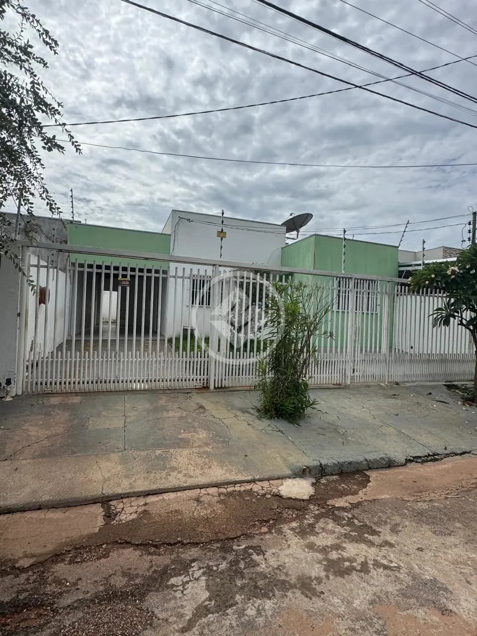 CASA DISPONÍVEL PARA LOCAÇÃO OU VENDA - 2 QUARTOS SENDO 1 SUÍTE - BAIRRO JARDIM DAS OLIVERIAS - CUIABÁ/MT