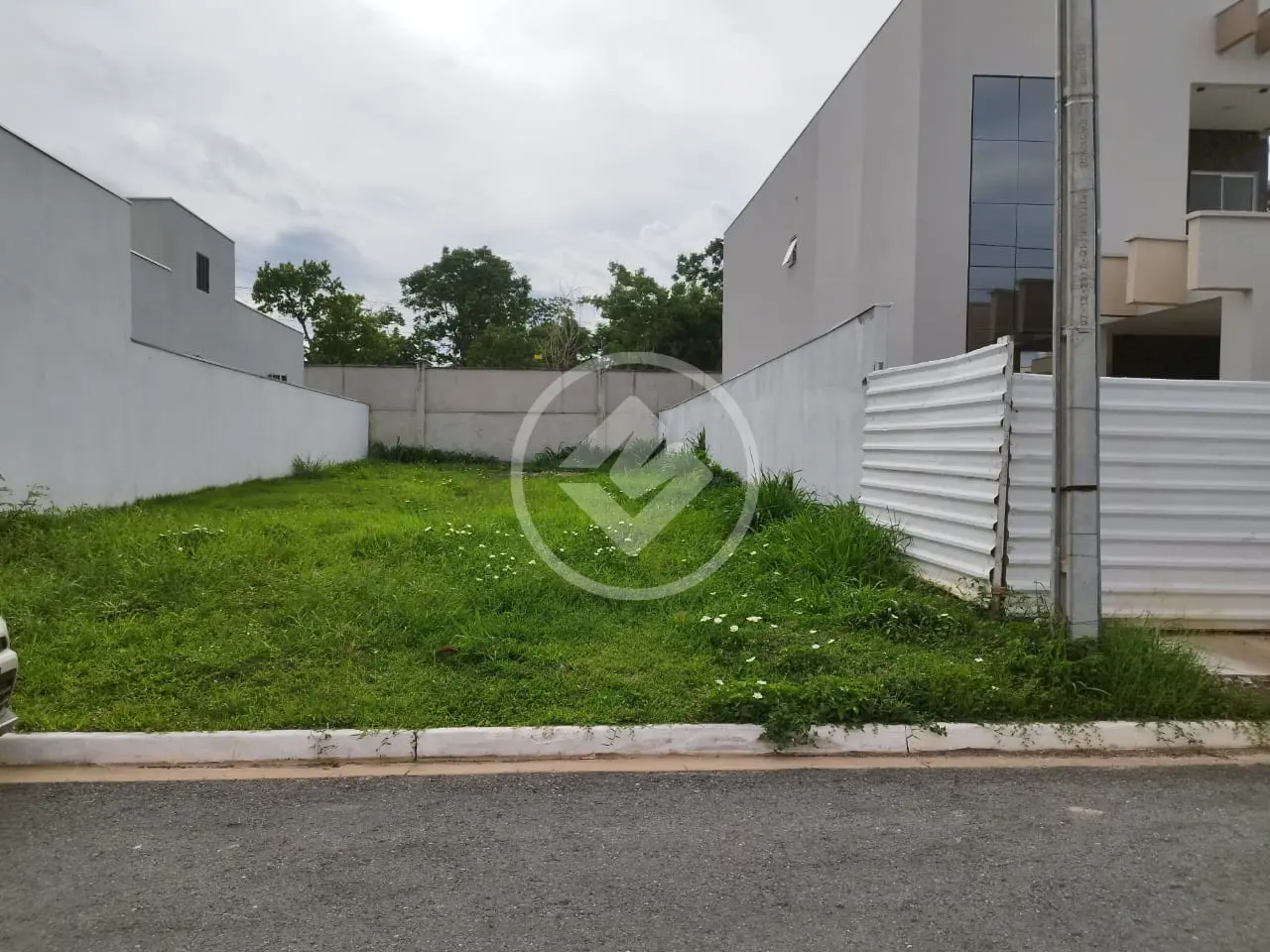 LOTE A VENDA NO CONDOMÍNIO PRIMOR DAS TORRES - ÁREA TOTAL 250M2 - BEM LOCALIZADO - VALOR R$ 250.000,00 - CUIABÁ/MT