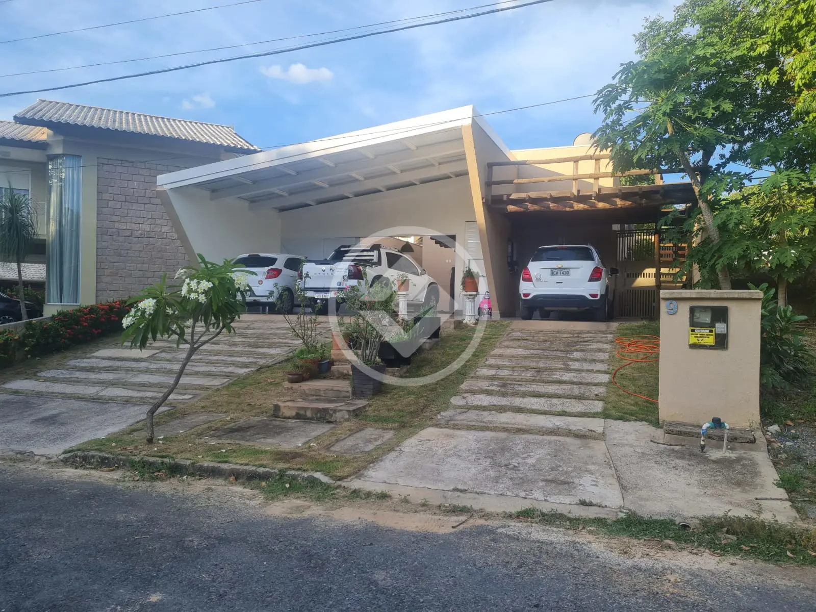Casa Térrea condomínio Belo Verde no Santa Cruz com 4 quartos sendo 2 suítes 2 banheiros com 1400 de energia solar