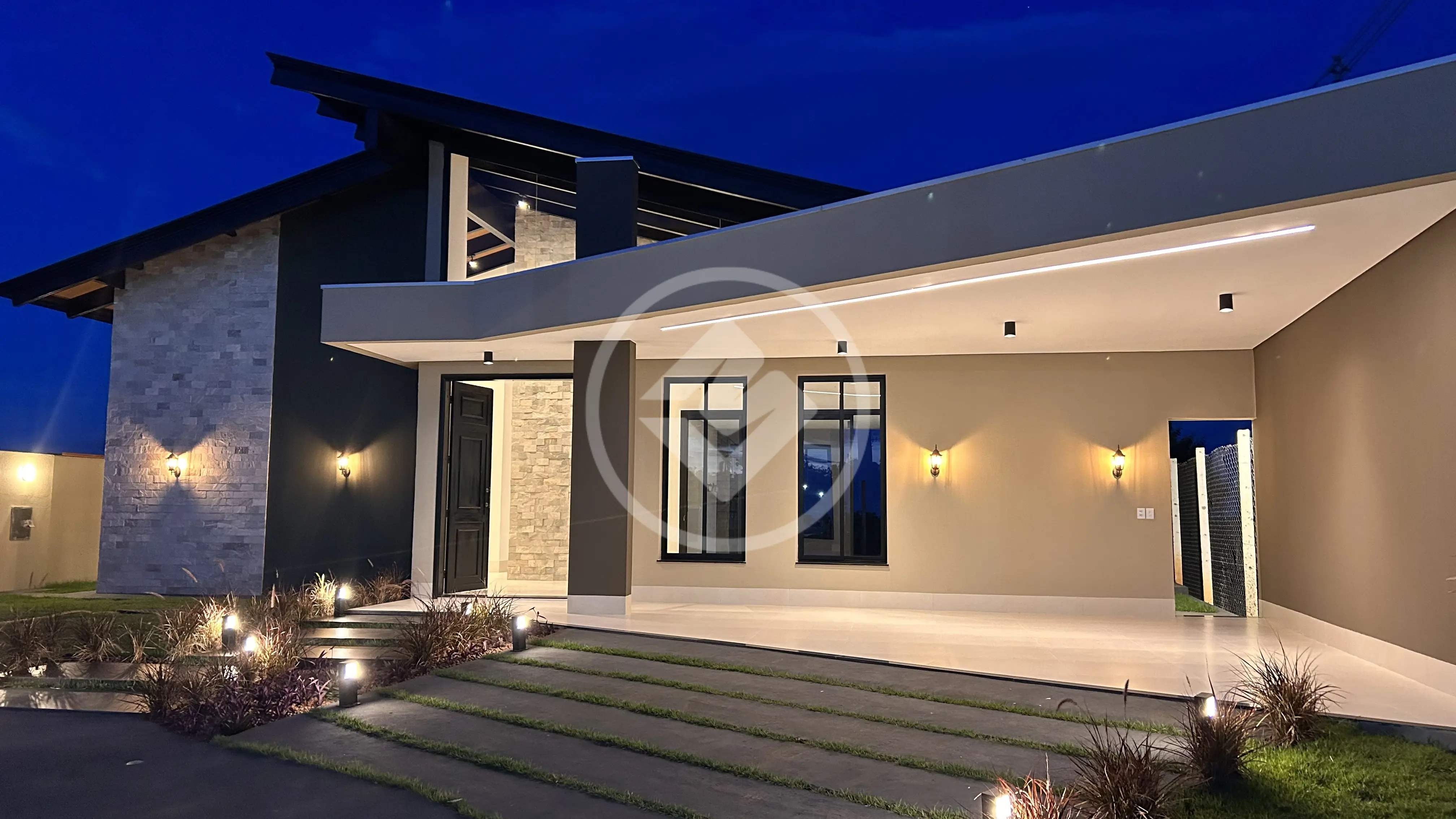 condominio vilage do campo, 3 suites sendo a master com esquadrias integradas, lavabo, sala e cozinha integradas com area gourmet com churrasqueira, lareira, terraço com vista panorâmica, piscina aquecida com cascata e iluminação em led e hidromassagem, pe direito duplo, boiler, acabamento deca e docol, cisterna de 5 mil litros,