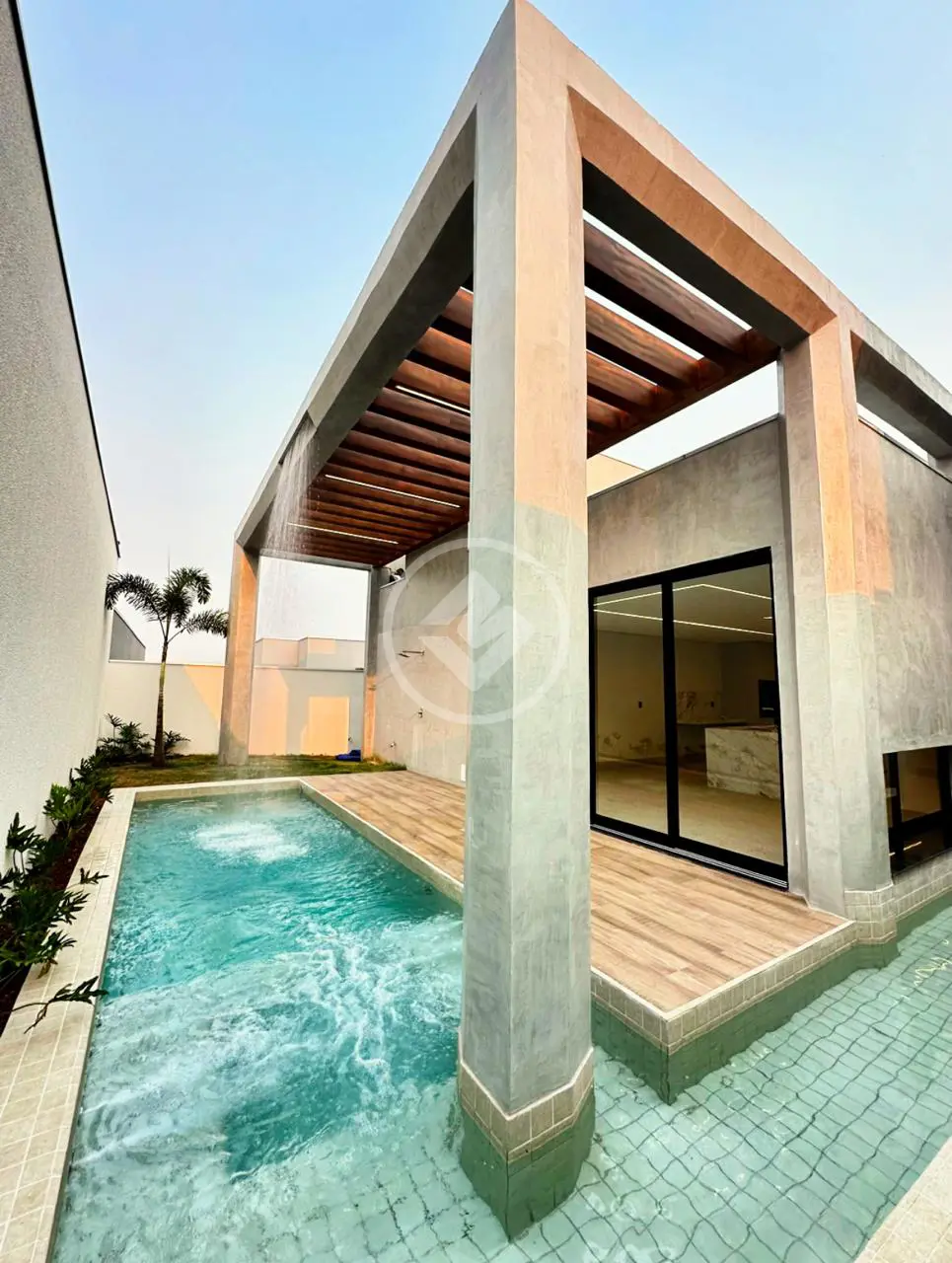 Lindo Sobrado no Condomínio Florais da Mata à venda, estilo contemporâneo com 4 suítes e energia solar, Valor: R$ 3.600.000,00