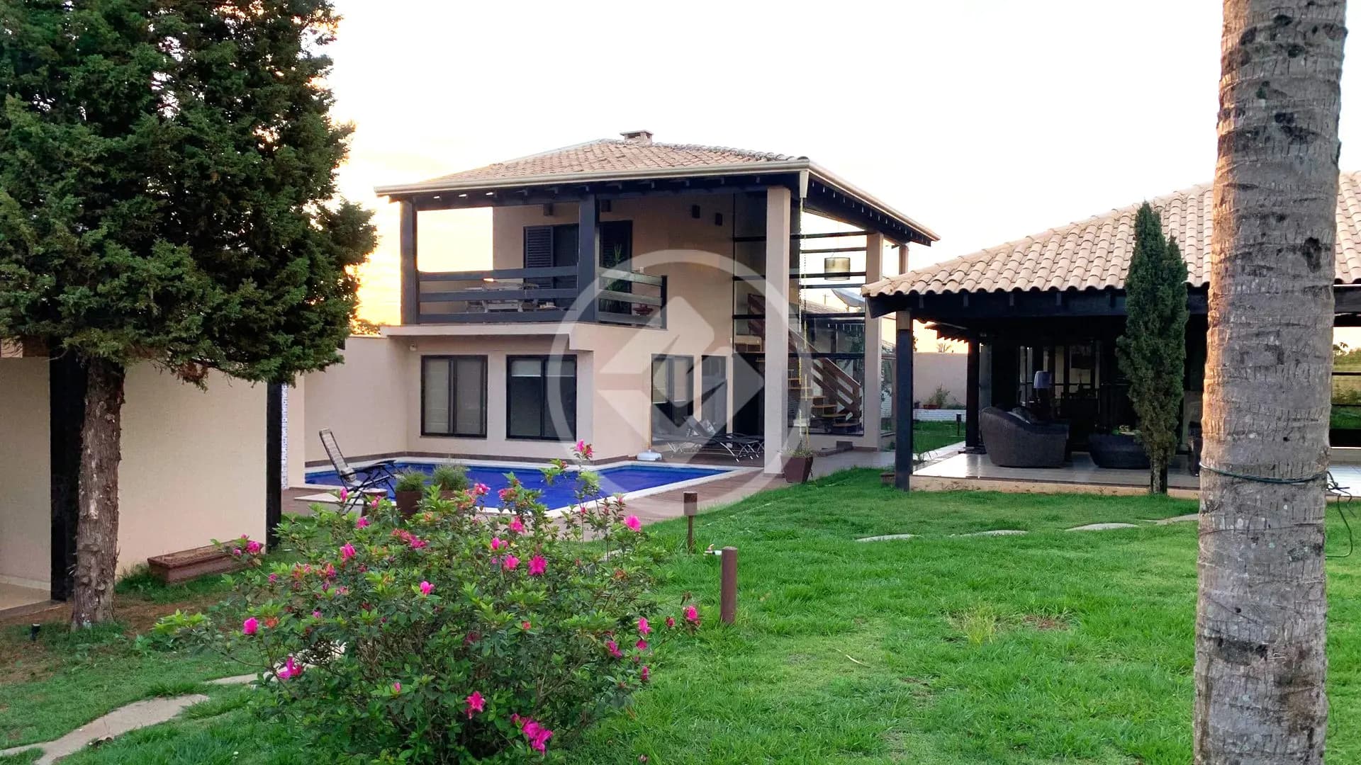 Residencial Panambi - Casa de 340 m² - Terreno de 1.300 m² - Porteira Fechada - 3 Suítes para até 15 pessoas - Piscina - Espaço Gourmet - 8 Vagas de Carro - R$ 2.400.000,00