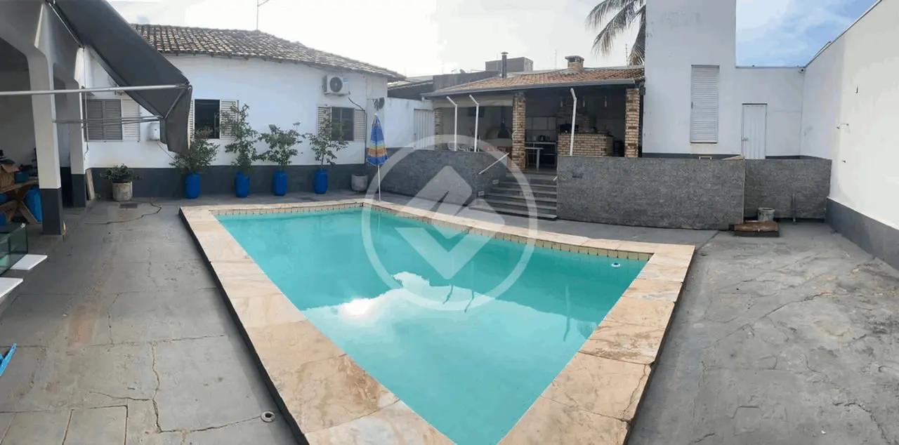 #Vende-se ampla casa no conceituado bairro Boa Esperança, construída em dois terrenos no total de 768m2 e 517m2 de área construída, com 04 quartos sendo 01 suíte, com piscina, fogão e forno a lenha , escritório, garagem para 07 veículos, sendo 04 cobertas e muito mais ! Gostou desse imóvel? Agende visita. Valores sujeitos a alteração sem aviso prévio, consulte disponibilidade. My Broker Cuiabá