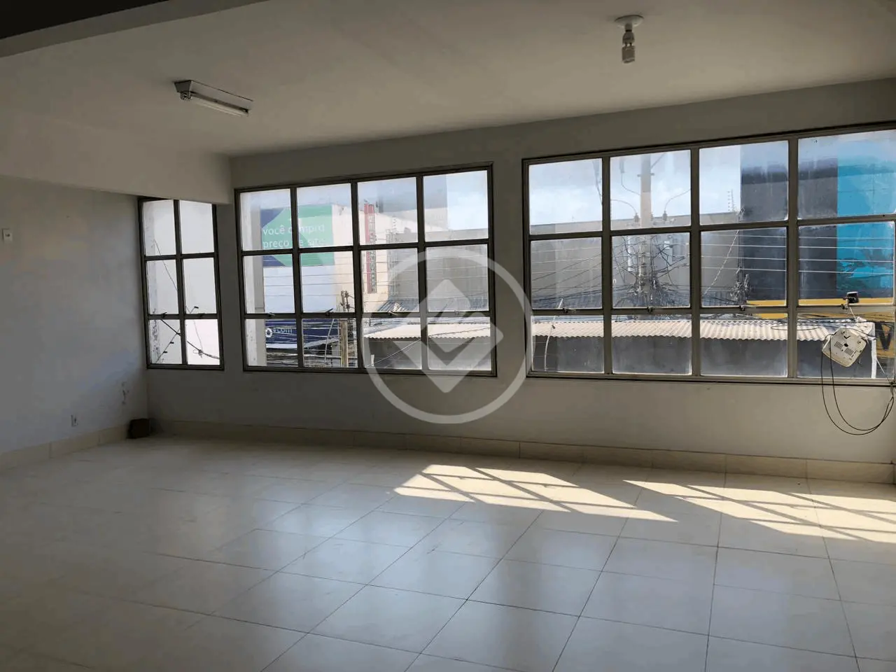 Alugo Piso superior com 4 amplas salas, 4 banheiros, área para recepção, área para jardim externo R$ 5.700,00