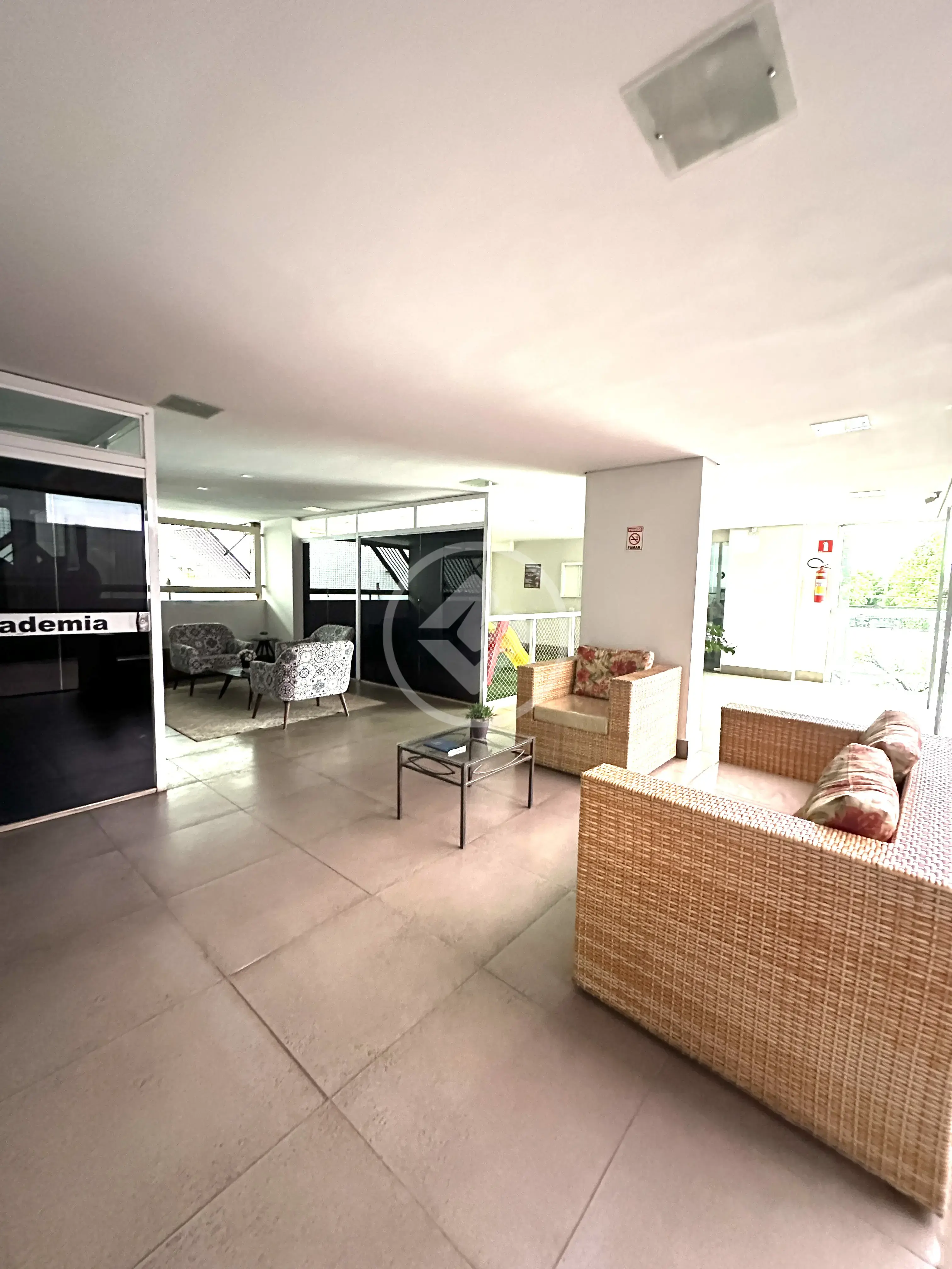 Apartamento no centro com excelente localização, 109m², 3 quartos, sendo 1 suíte, ampla sala para 2 ambientes, 1 vaga de garagem.
