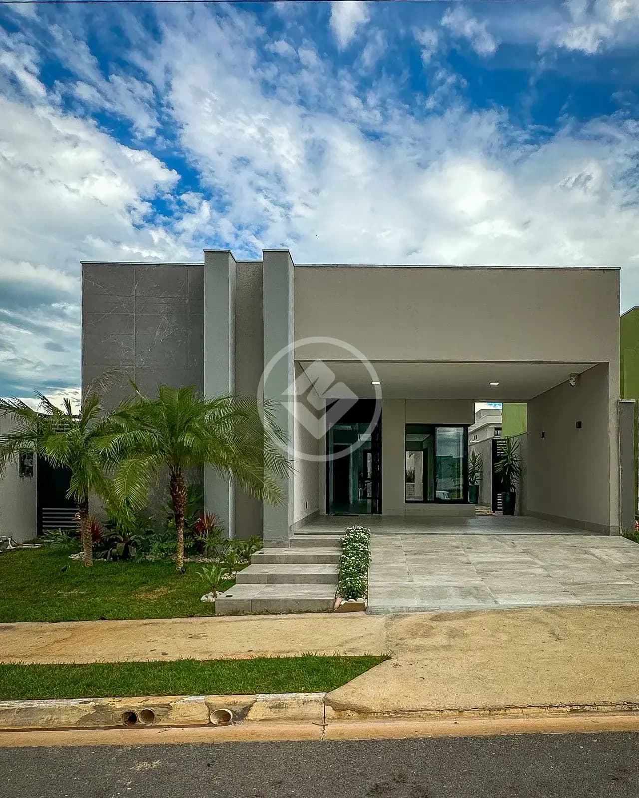 Vende-se casa térrea moderna e com automação no Cond Primor das Torres. R$1.250.000,00. Gostou? Agende sua visita. My Broker Imóveis. CRECI J 14.681