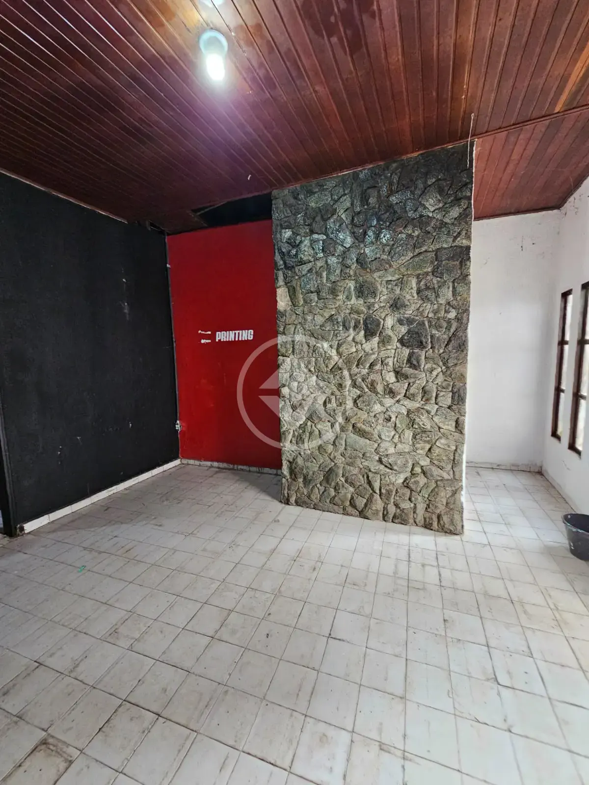 Vende-se ou aluga Prédio comercial, no Areão próximo a Av. Miguel Sutil