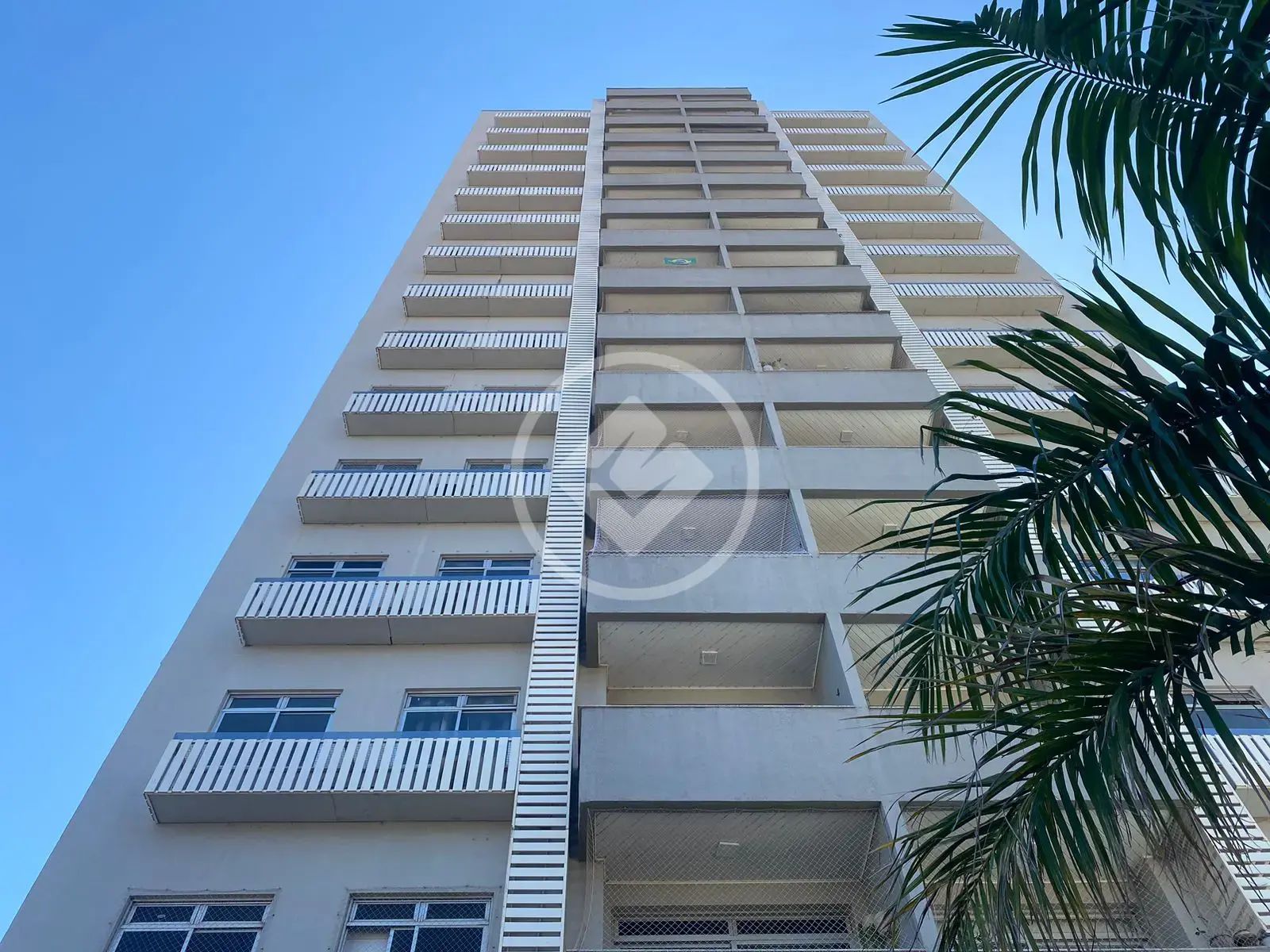 Ed. Geneve, prédio recém reformado Com 3 quartos sendo 1 suíte