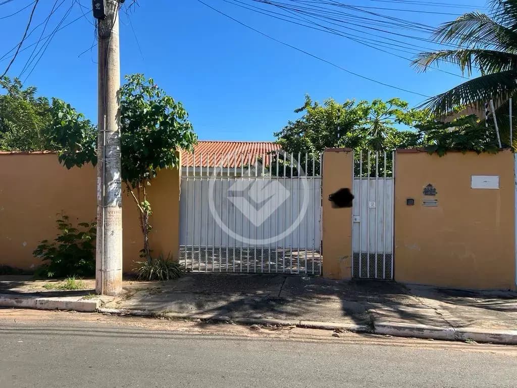 #Vende-se ampla casa na região do Coxipó com 03 Quartos sendo duas suítes , sala para 02 ambientes e jardim de inverno, despensa e muito mais !Gostou desse imóvel? Agende visita. Valores sujeitos a alteração sem aviso prévio, consulte disponibilidade . My Broker Cuiabá , Creci J 14681