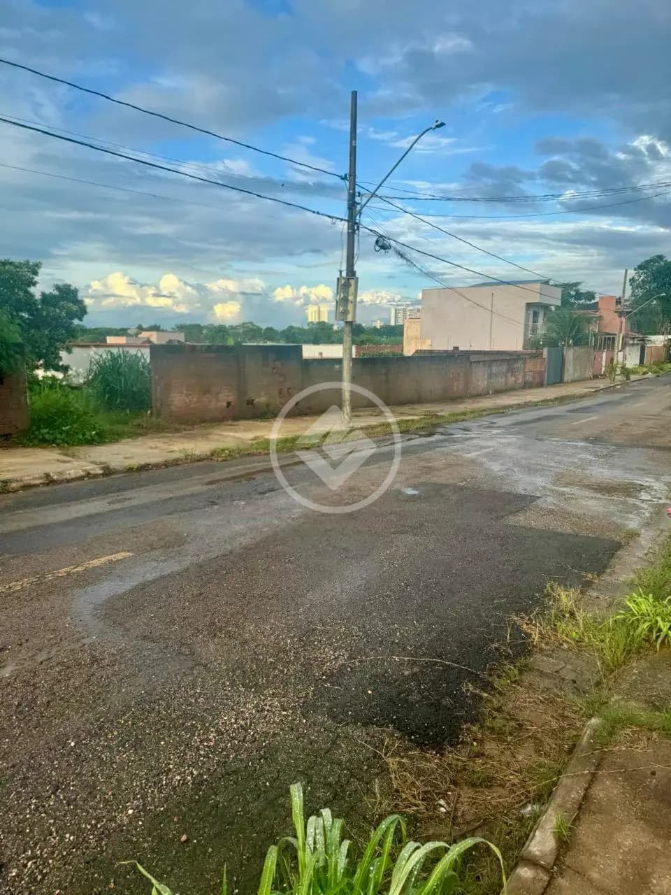 "Vende-se terreno no Bairro Jardim Santa Marta Cuiabá, com 1.440m2 , ótima localização para empresas ou residência! Gostou desse imóvel? Agende visita . Valores sujeitos a alteração sem aviso prévio, consulte disponibilidade. My broker Cuiabá, Creci J 14681