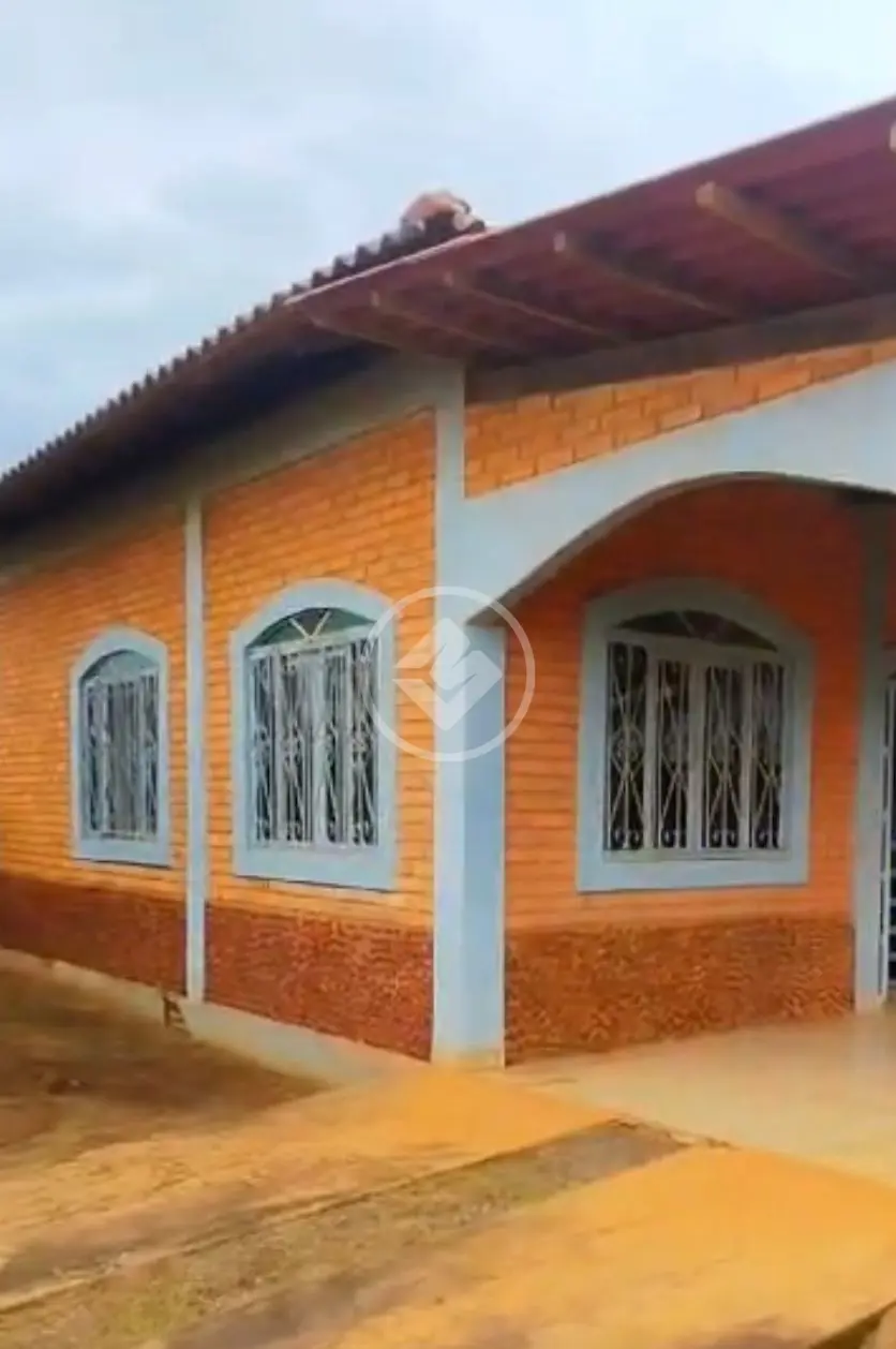 VENDE-SE Casa em Chapada dos Guimarães, 3 quartos, 2 banheiros, sala e cozinha ampla. R$ 720.000,00